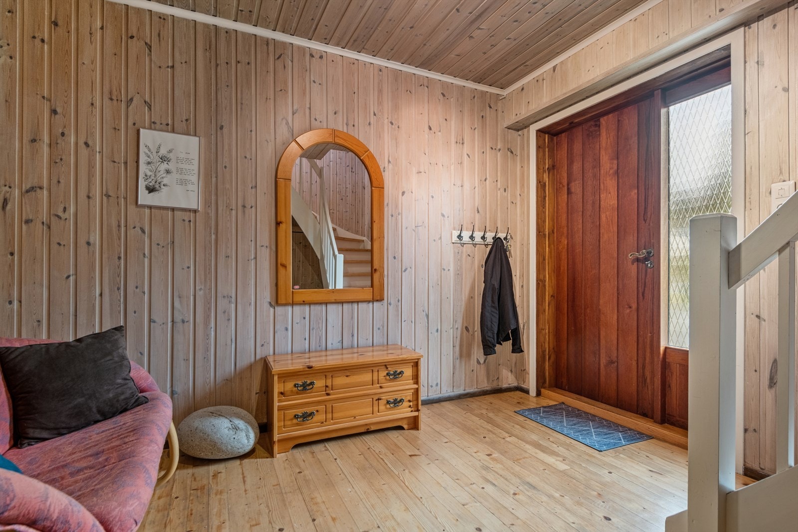 Meget romslig entré i 1. etasje med god plass til både garderobeløsninger og annet interiør, som gir et innbydende førsteinntrykk. Galleribilde