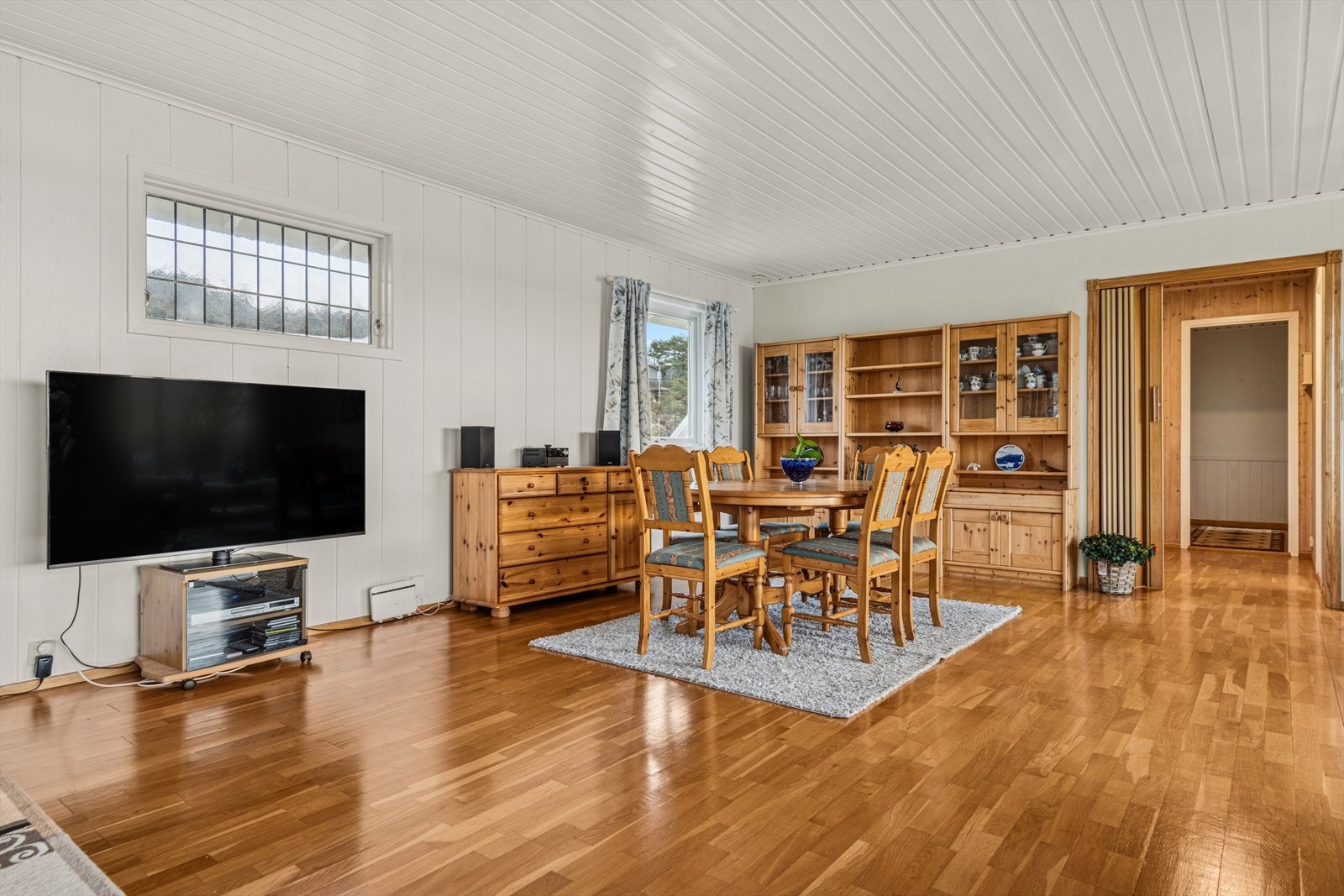 Her kan du enkelt dekke til mange og samle både familie og venner til hyggelige sosiale sammenkomster. Galleribilde