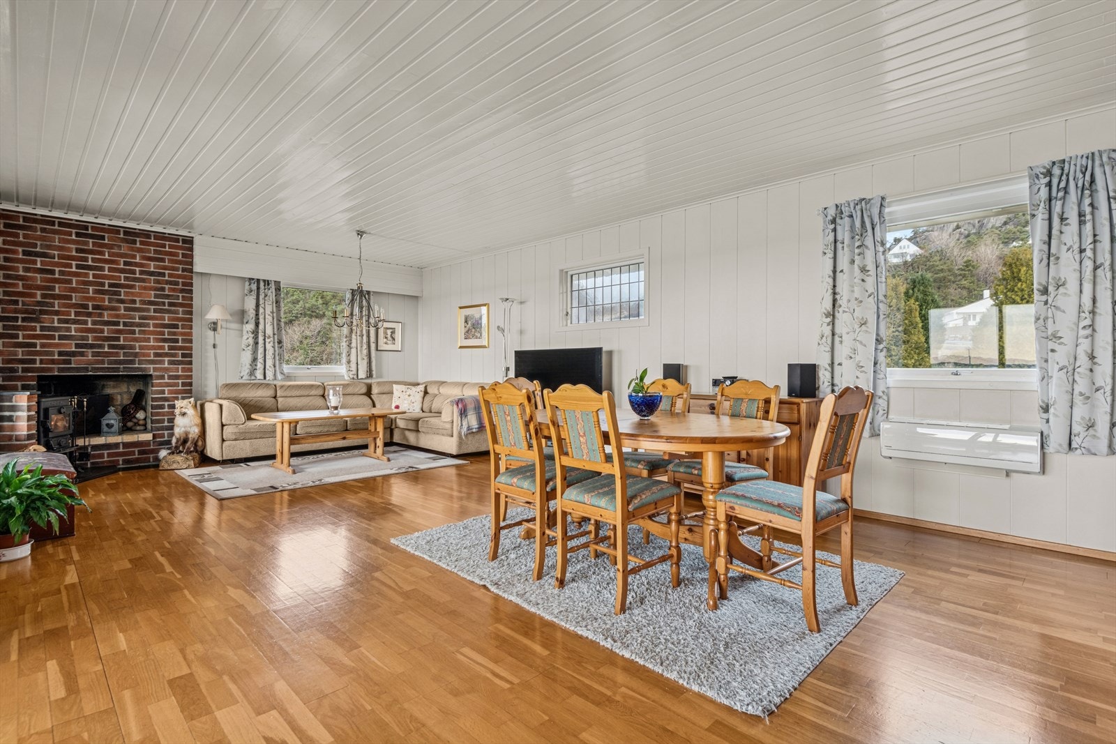 Stuen har et pent parkettgulv og lysmalte vegger som gir rommet en lys og innbydende atmosfære. Galleribilde