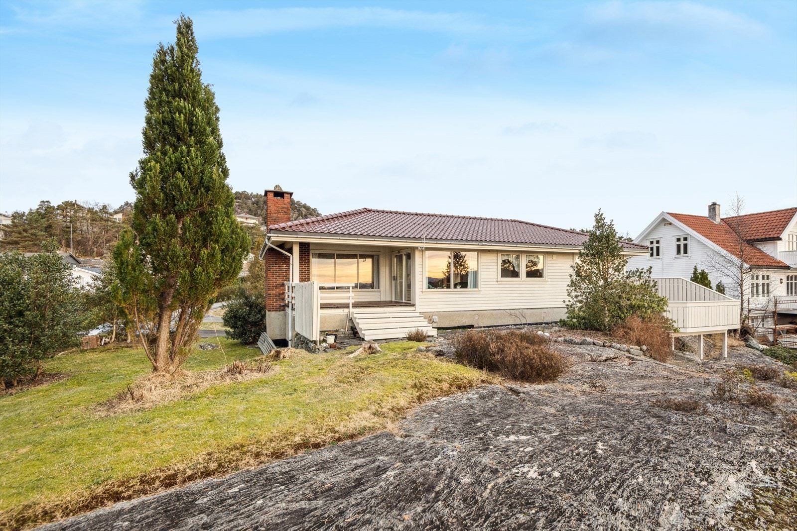 Fra eiendommen er det enkel tilgang til turstier, skogsterreng og naturskjønne omgivelser som innbyr til alt fra korte ettermiddagsturer til lengre utflukter. Galleribilde