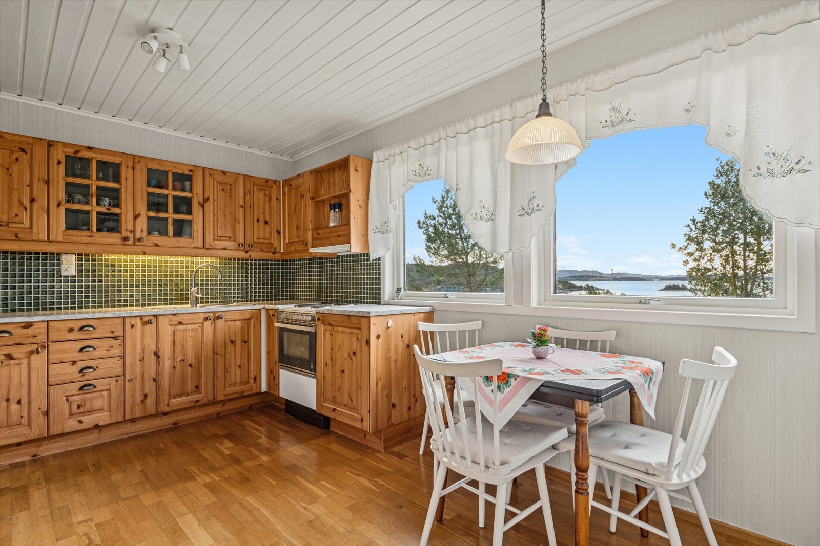 Det er god plass til spisebord på kjøkkenet, noe som gjør rommet både praktisk og hyggelig til måltider og samvær. Galleribilde