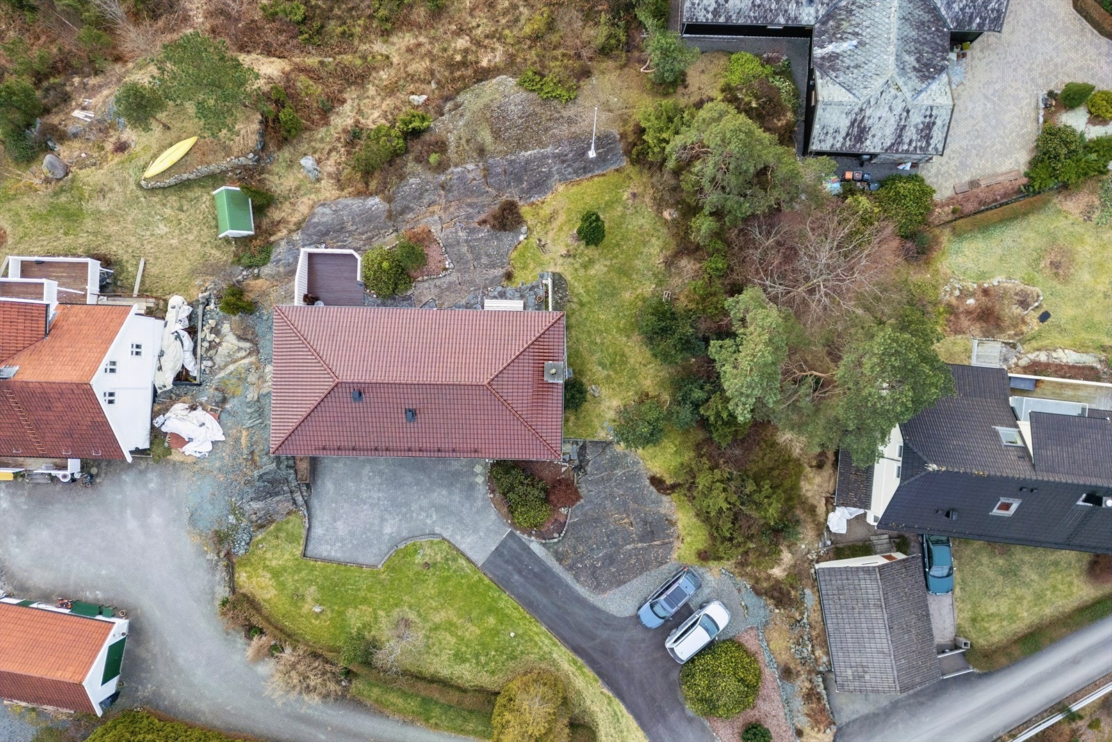 Boligen ligger i et familievennlig område med kort vei til barnehager og skoler i nærmiljøet. Offentlig transport og dagligvarebutikker er lett tilgjengelig, Galleribilde