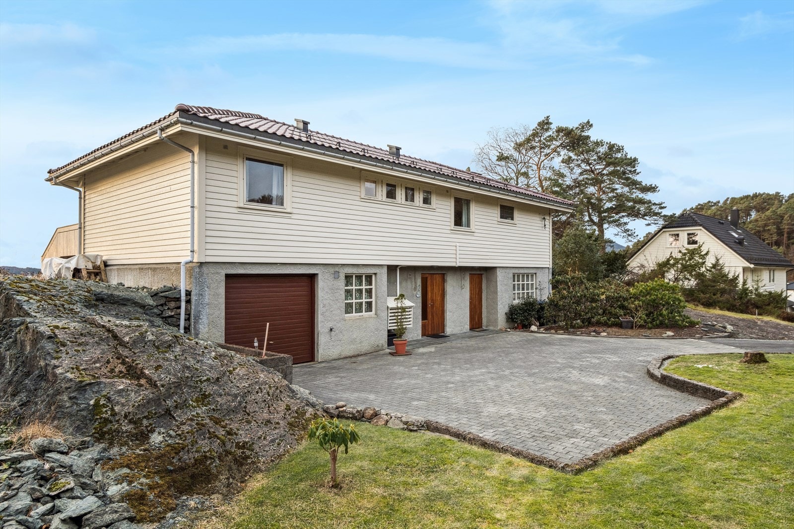 Boligen har enkel adkomst og steinbelagt innkjørsel. Galleribilde