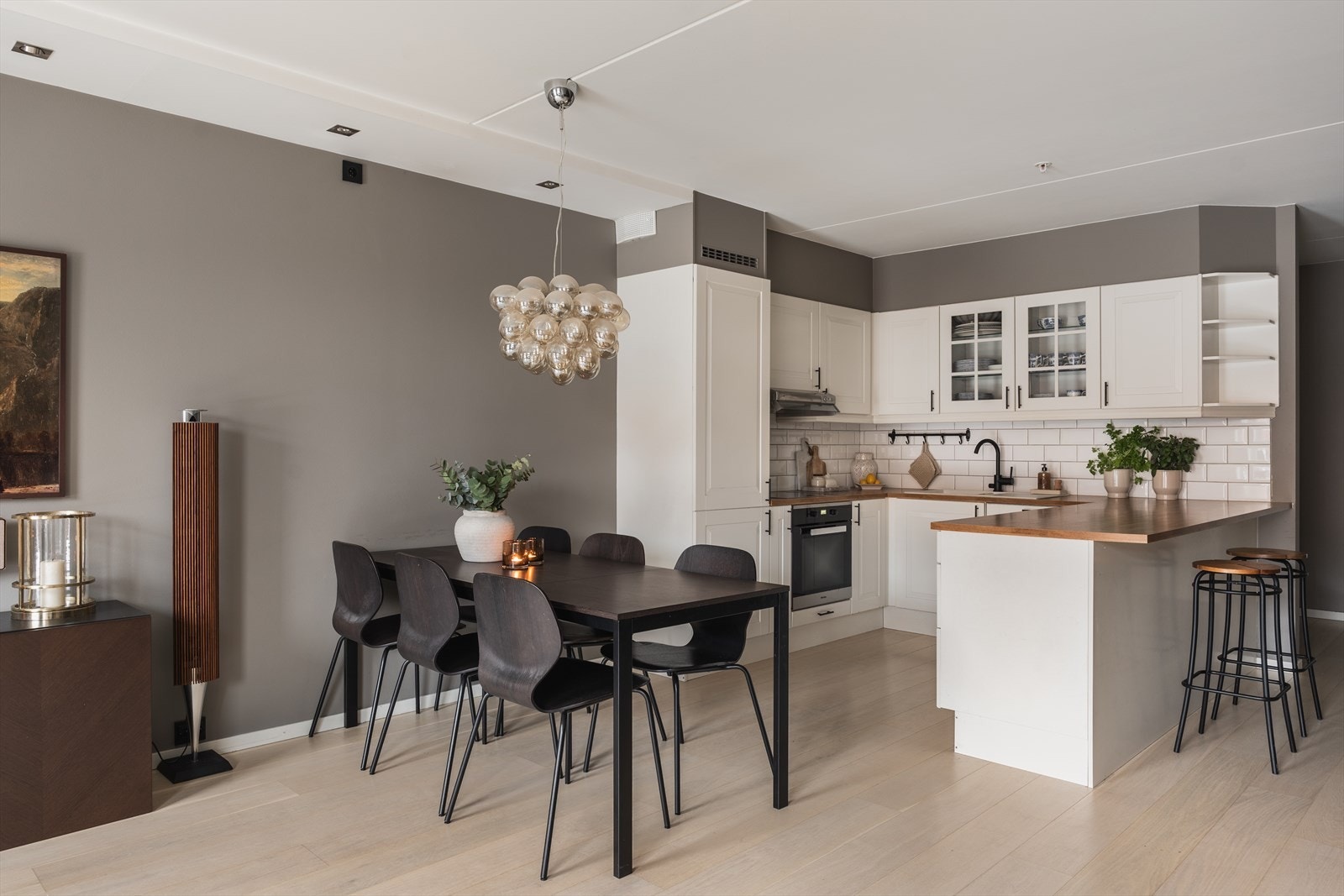 Naturlig plass til spisebord, her kan man nyte måltider og sosiale sammenkomster Galleribilde