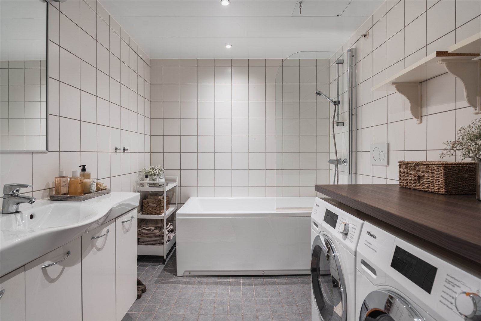 Pent helfliset hovedbad i 2. etasje med en harmonisk utførelse med badekar, nedfelt servant, vegghengt toalett og opplegg for vaskemaskin. Galleribilde