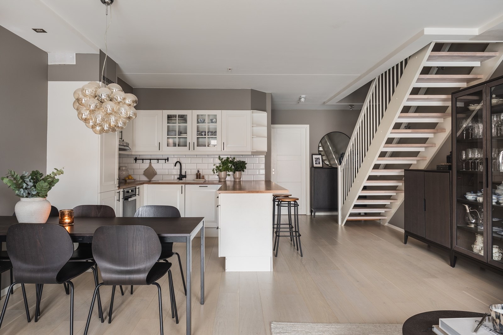 Det åpne kjøkkenet gjør det enkelt å være sosial med middagsgjestene selv under matlagingen Galleribilde