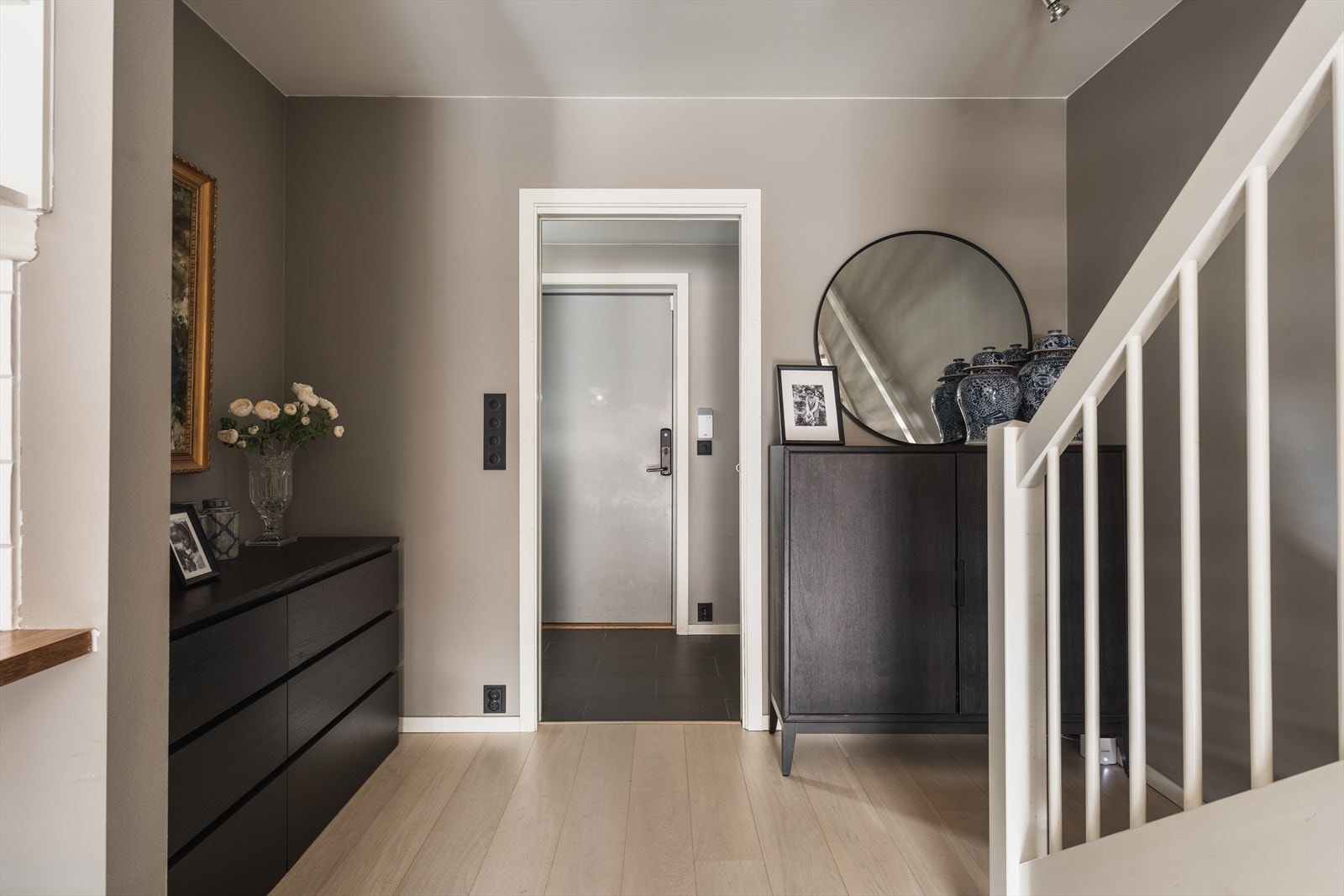 Her kommer du inn til en lys og fin gang Galleribilde