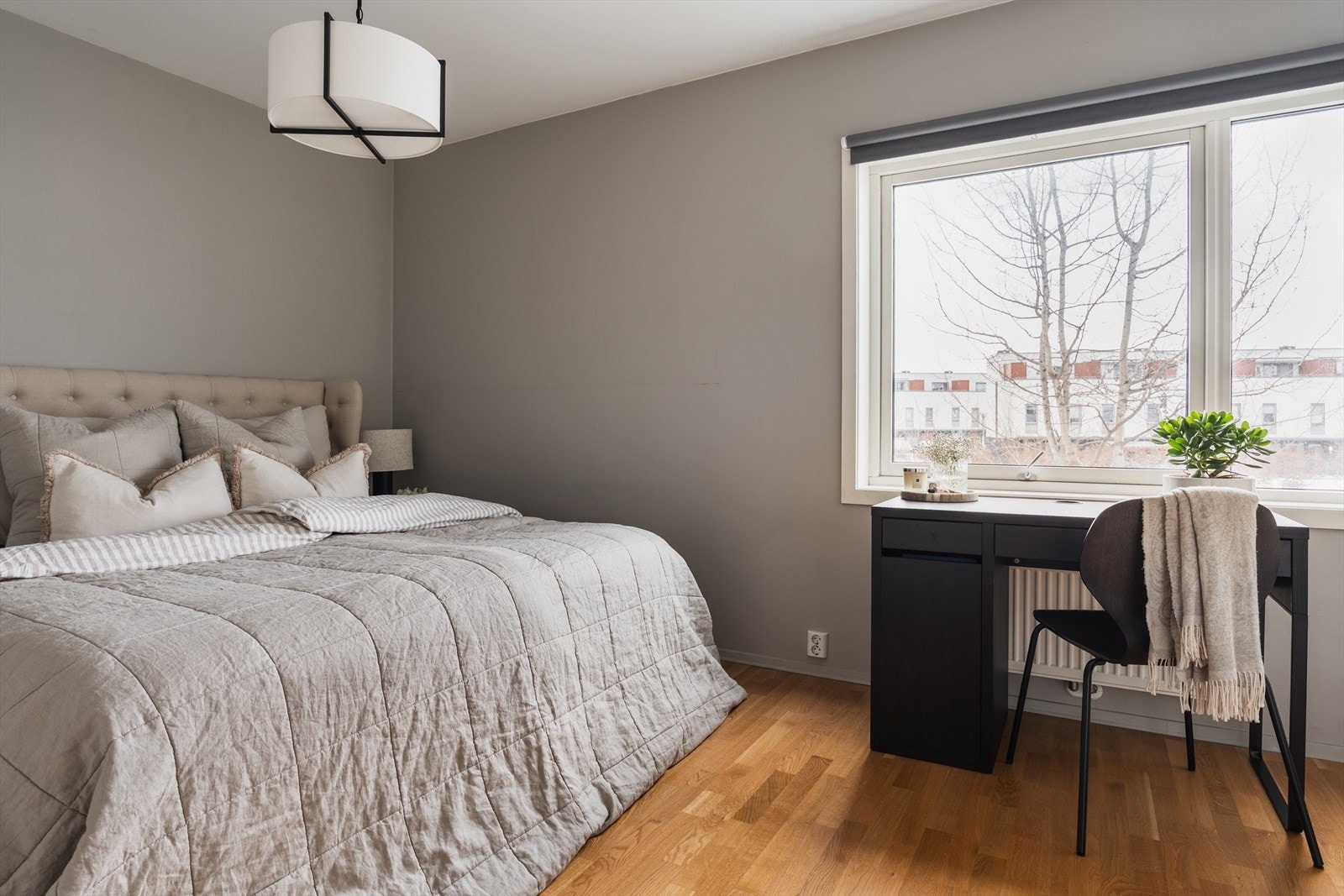 Hovedsoverom av god størrelse med lun oppvarming fra radiator, vendt mot rolige omgivelser Galleribilde