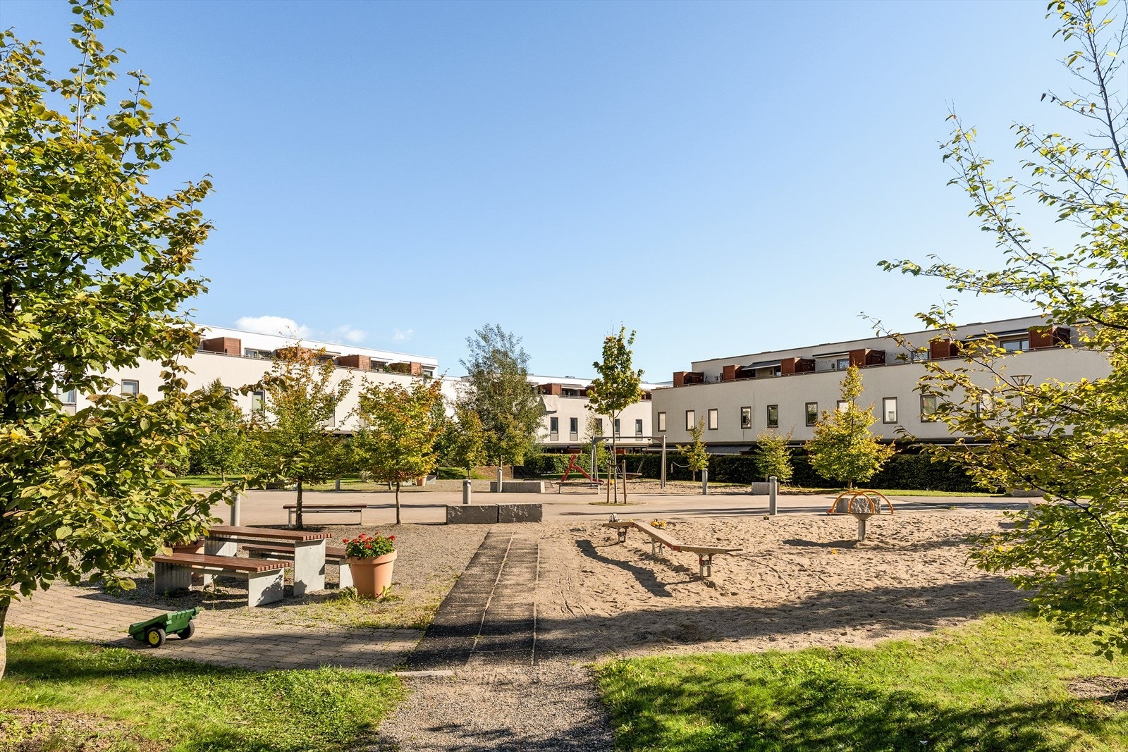 Dette er et rolig og barnevennlig nabolag med nærhet til barnehage og skoler. Sommerbilde Galleribilde