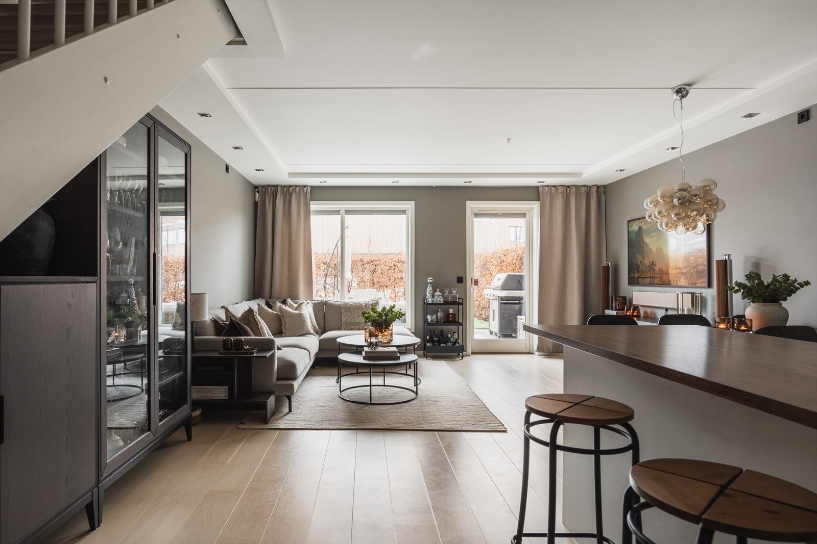 Luftig stue i åpen løsning til kjøkkenet Galleribilde