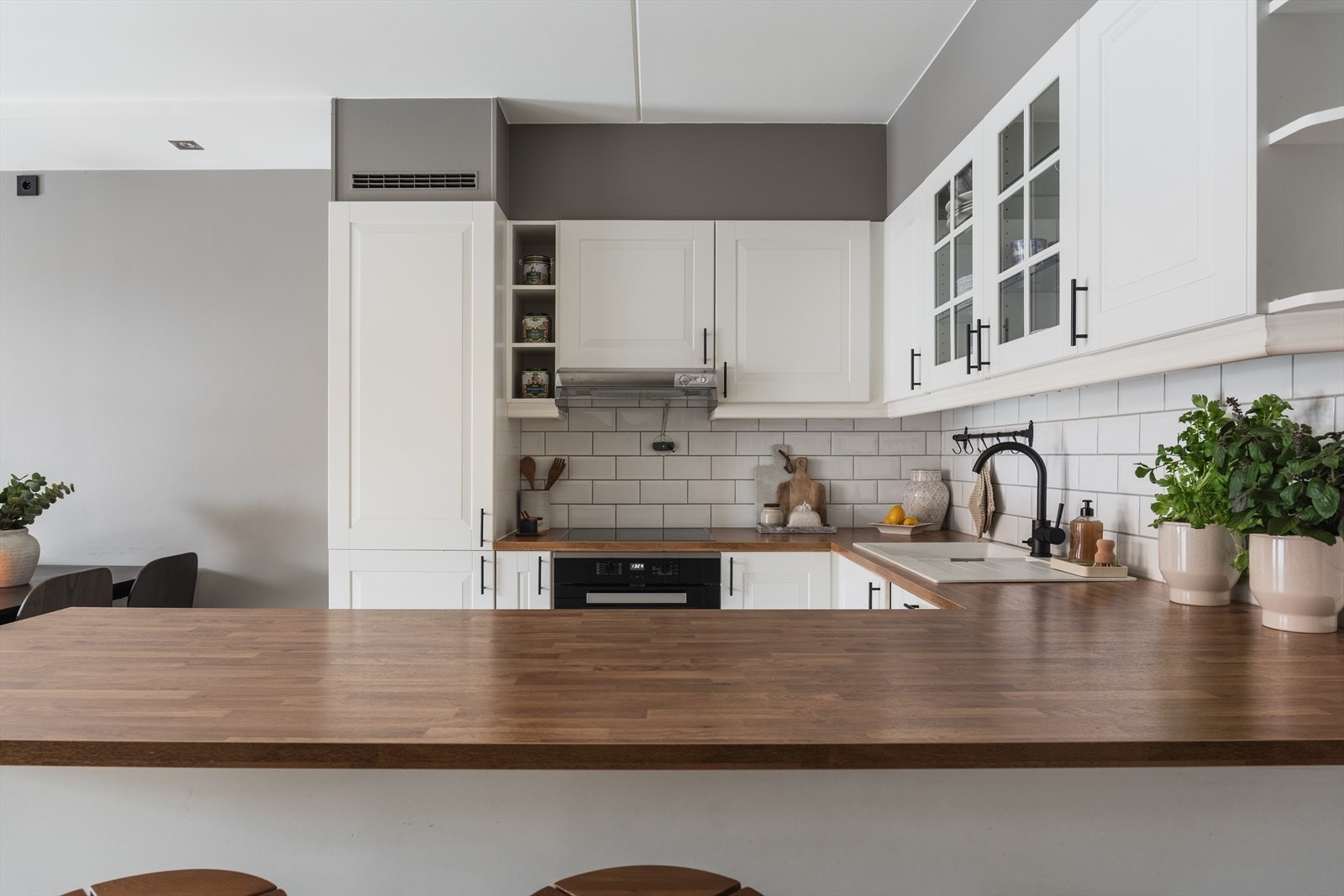 God oppbevaringsplass i både benkeskap og overskap Galleribilde