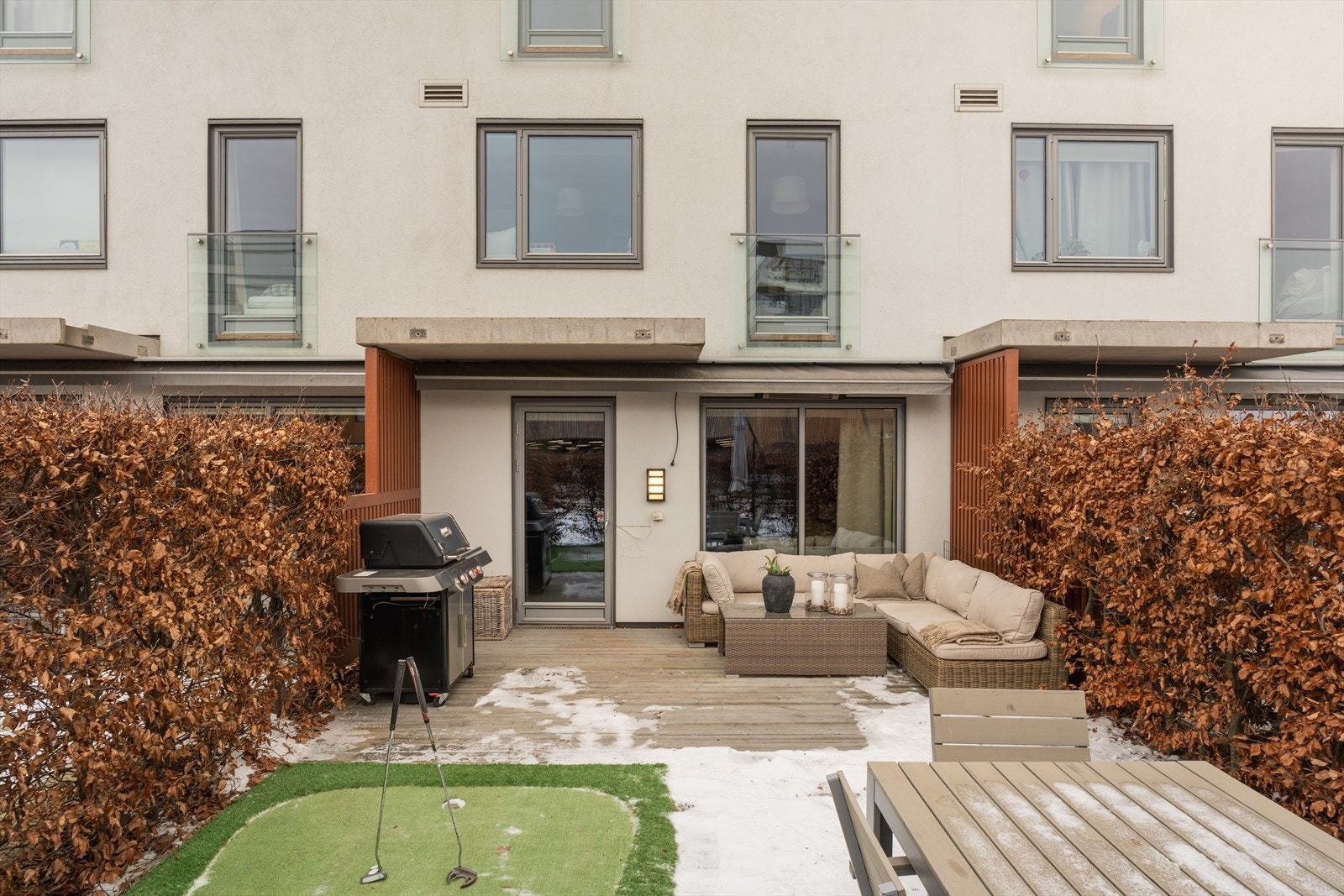 Terrassen er godt skjermet av omkransende hekk Galleribilde