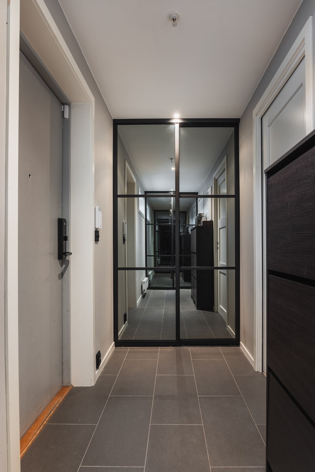 I gangen er det garderobeskap med god plass til oppbevaring Galleribilde