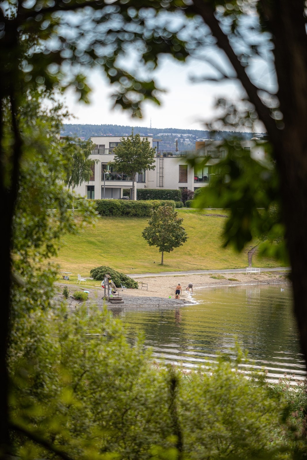 Kort gangavstand til populære badeplasser. Sommerbilde Galleribilde