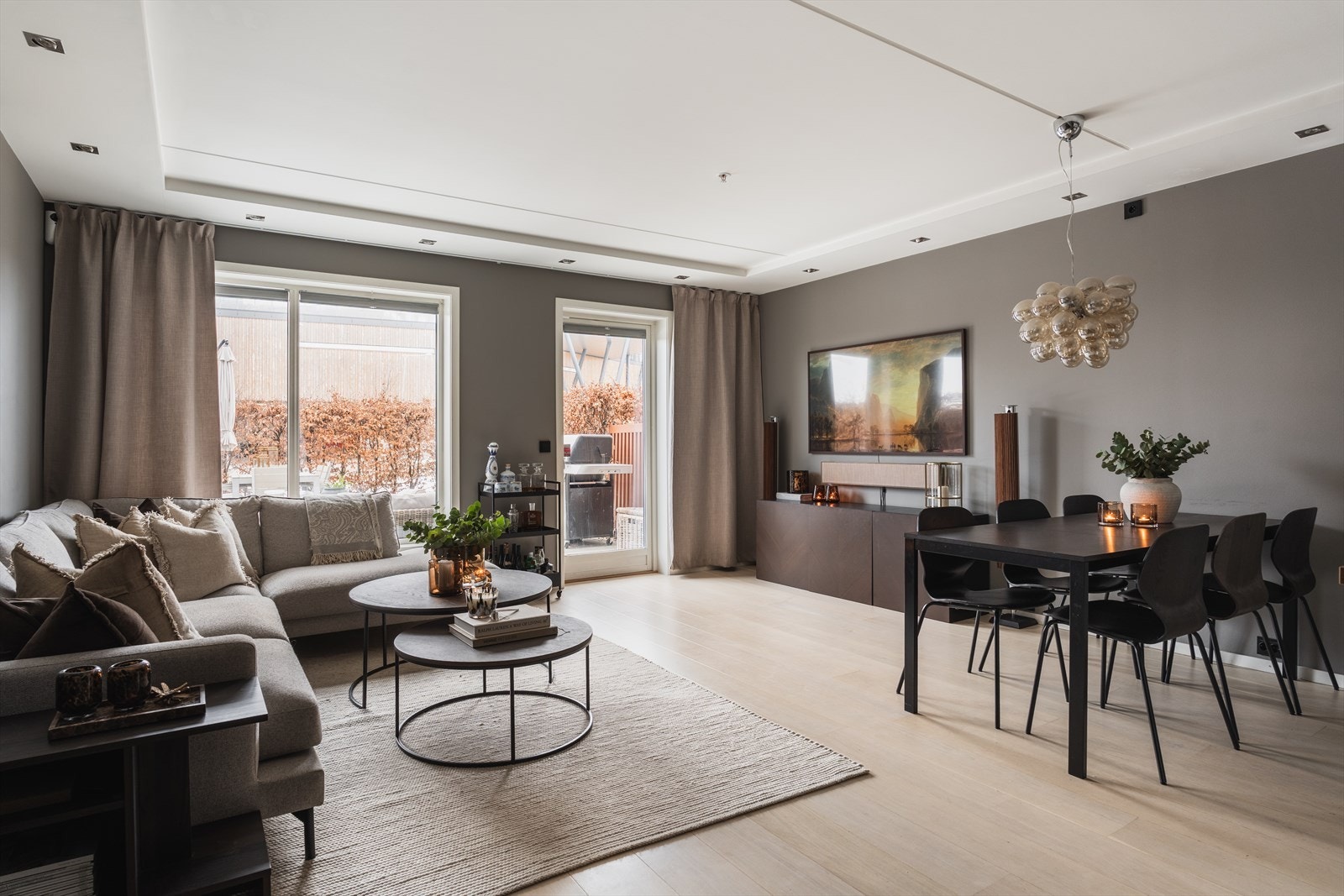 Velkommen til Regattaveien 49 - Lekker 4-roms rekkehusleilighet fra 2013 med 3 soverom, 2 bad, markterrasse og garasjeplasser. Foto: Dag Sandven Galleribilde