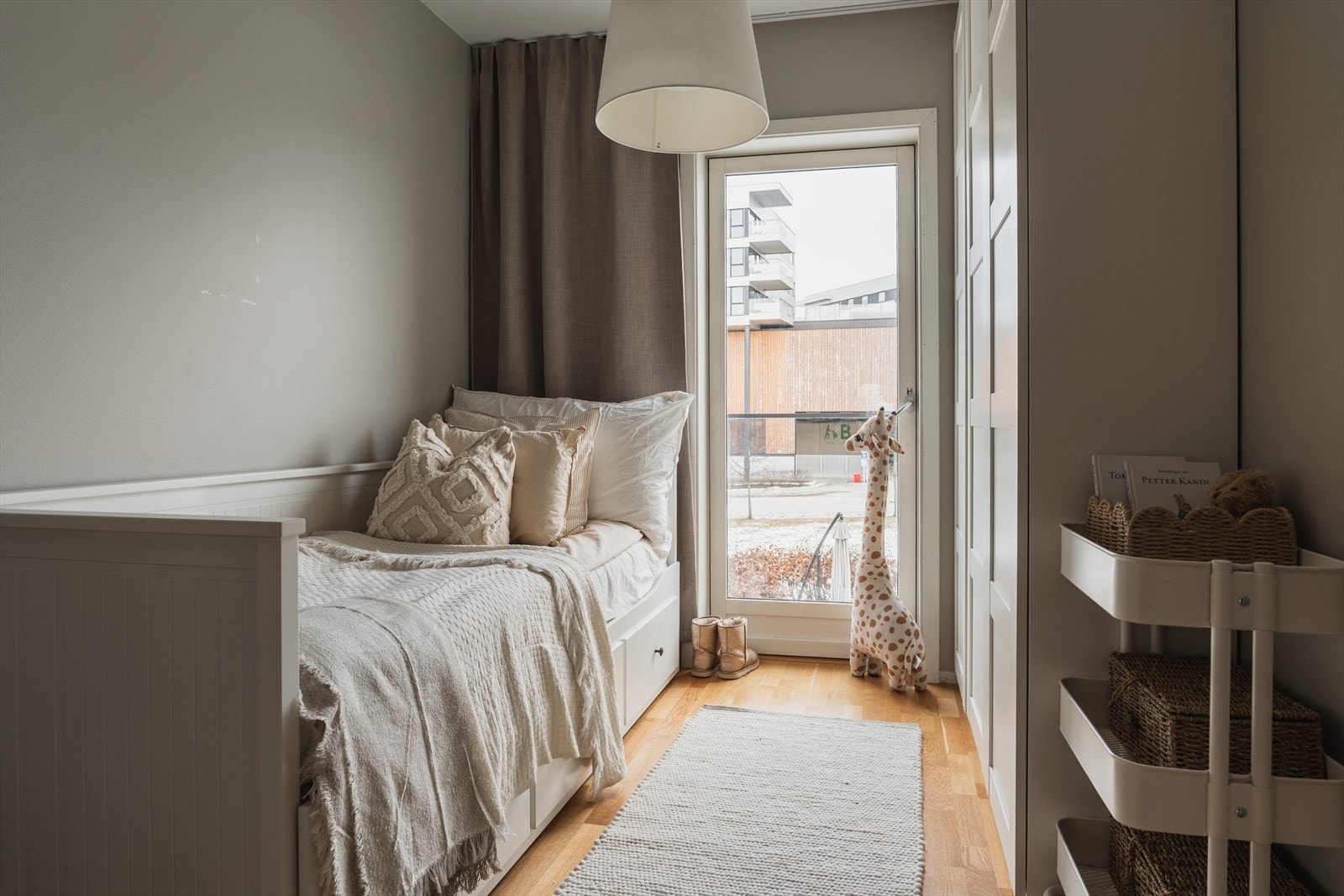 Soverom 3 med plass til stor seng og garderobeskap Galleribilde