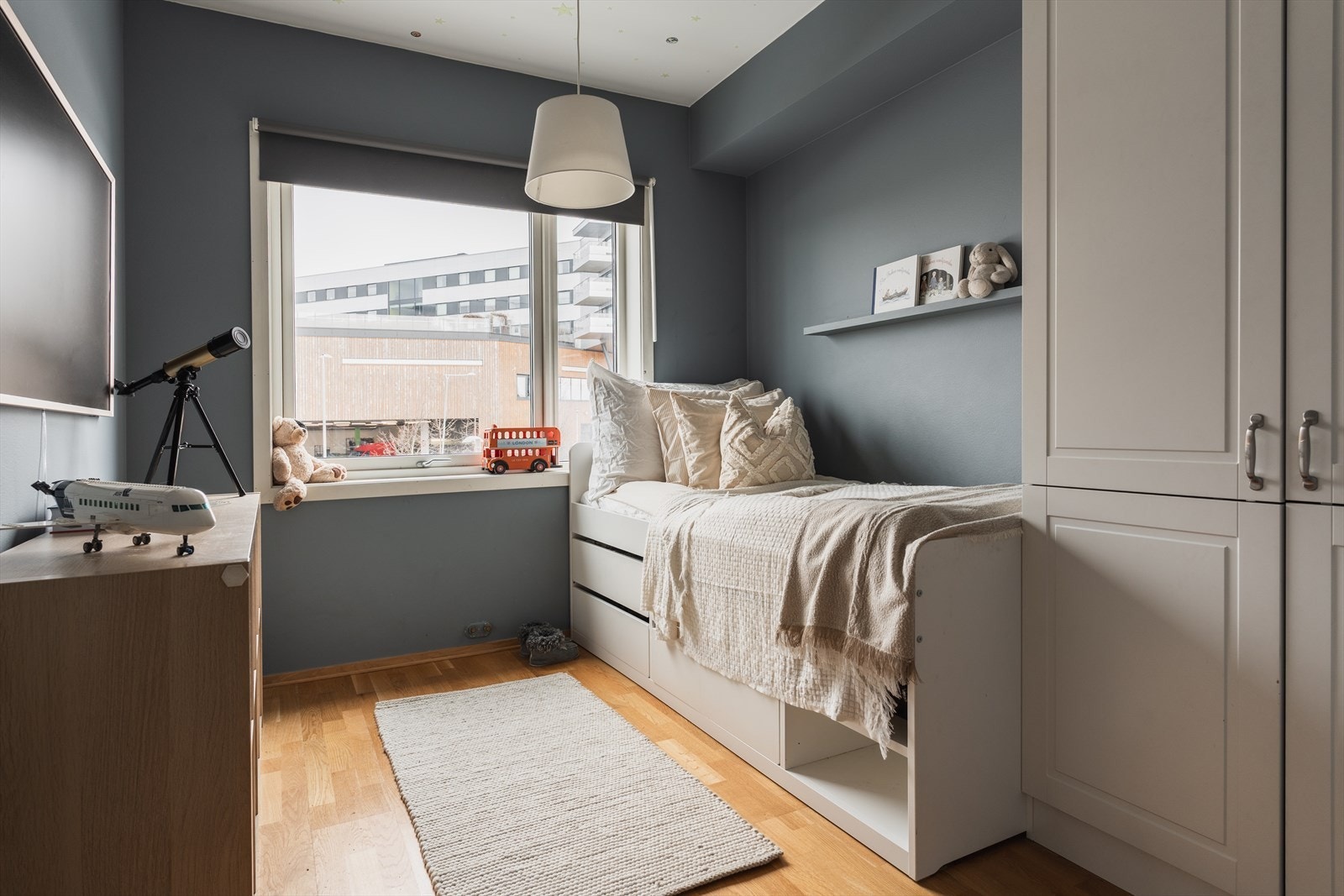 Soverom 2 er av fin størrelse, velegnet som barnerom eller hjemmekontor Galleribilde