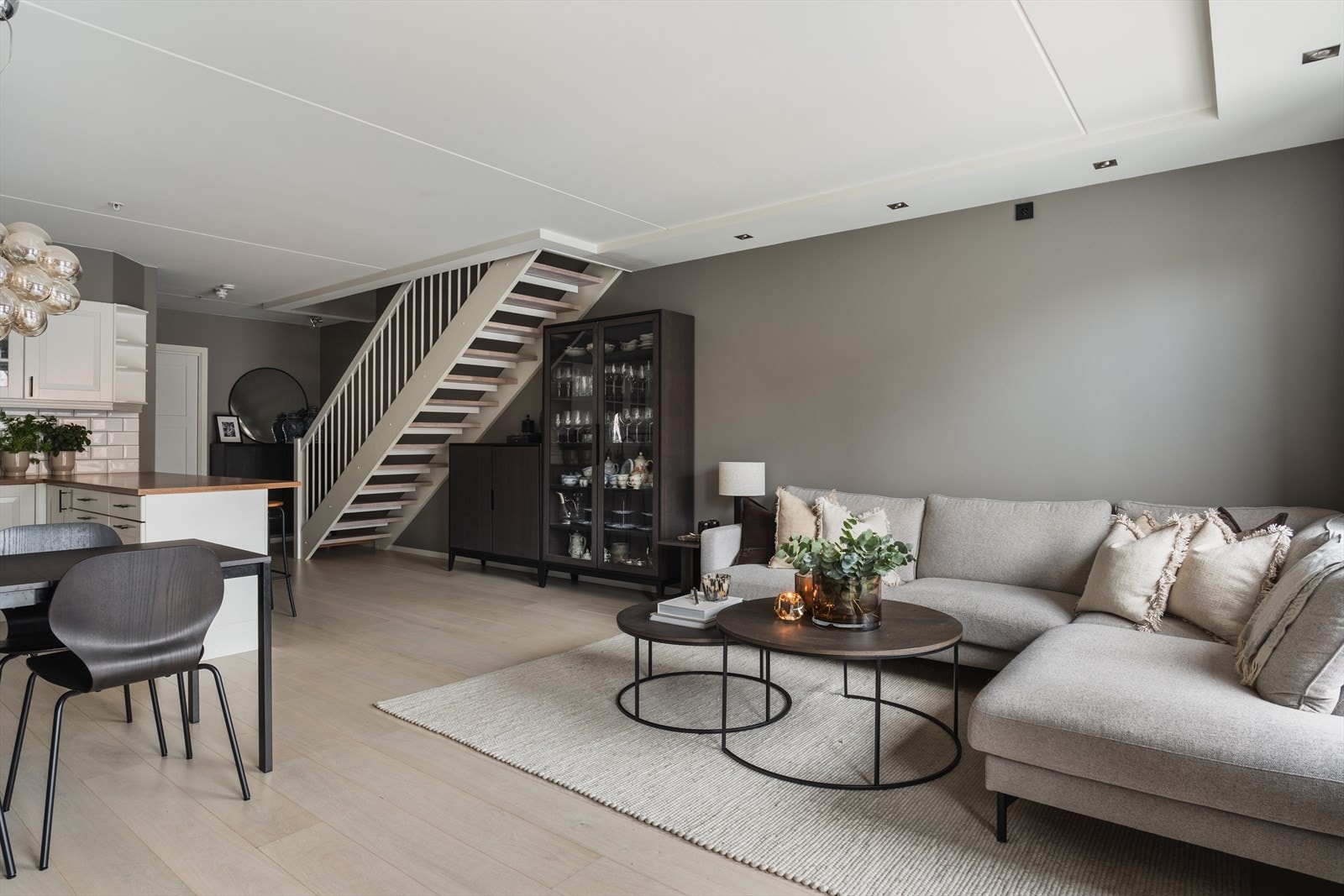 1. etasje har en romslig planløsning med gode soneinndelinger for sofagruppe og spisebord Galleribilde