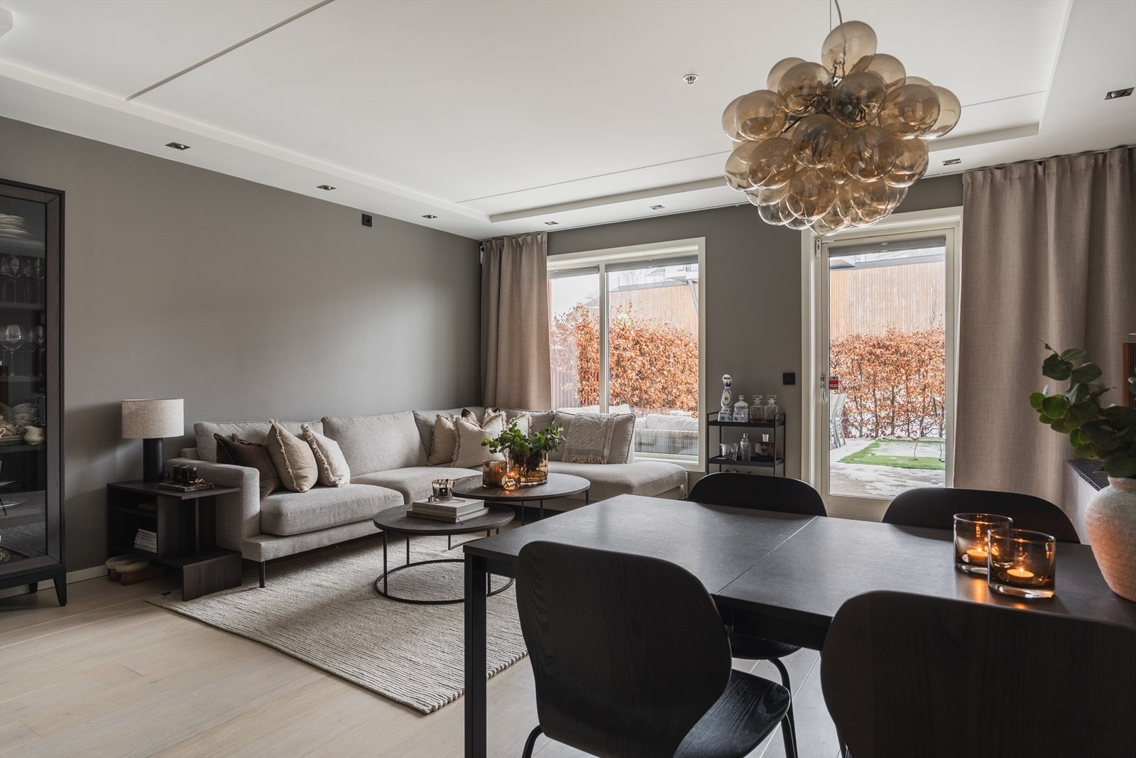 Store vinduer i stuen som gir rikelig med lys Galleribilde