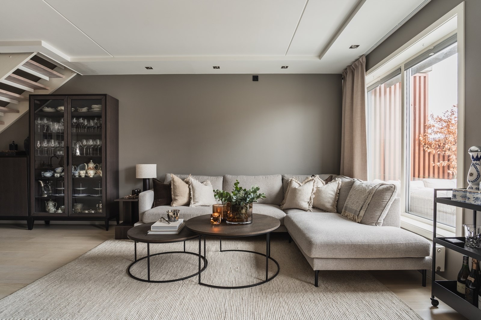 Meget romslig stue med god plass til stor sofagruppe Galleribilde