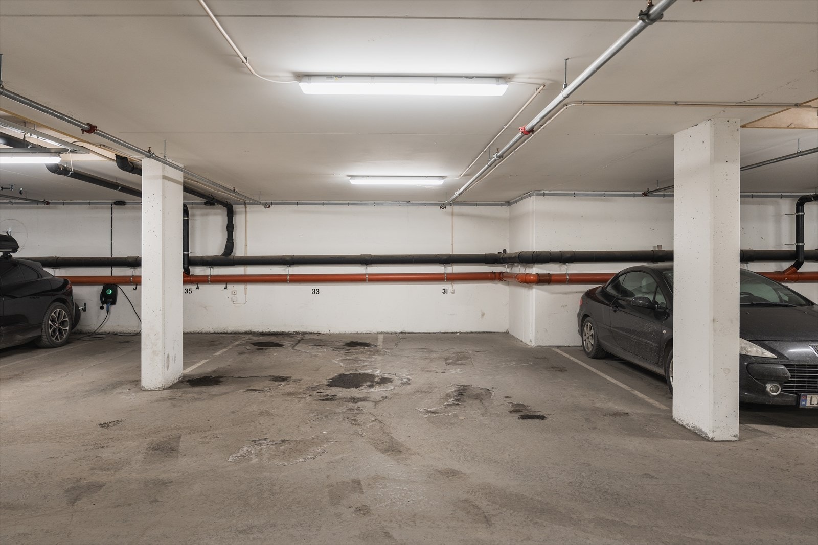 2 biloppstillingsplasser på totalt 33 kvm. Plassene ligger rett ved sidenav hverandre uten midtstolpe mellom som gir god fleksibilitet både i bruk og manøvrering. Plassene ligger ved nedgangen til garasjen! Stikk for elbillader installert Galleribilde