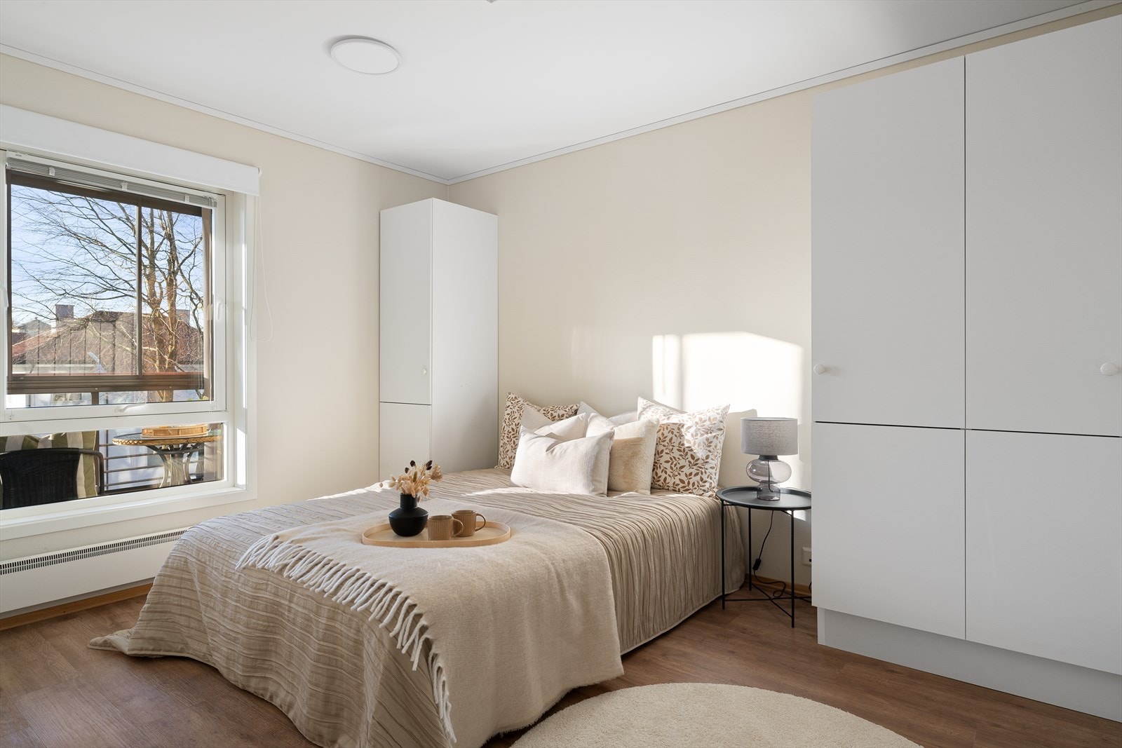 Soverommet er romslig og har vindu mot balkongen samt god skapplass med fire høyskap. Galleribilde