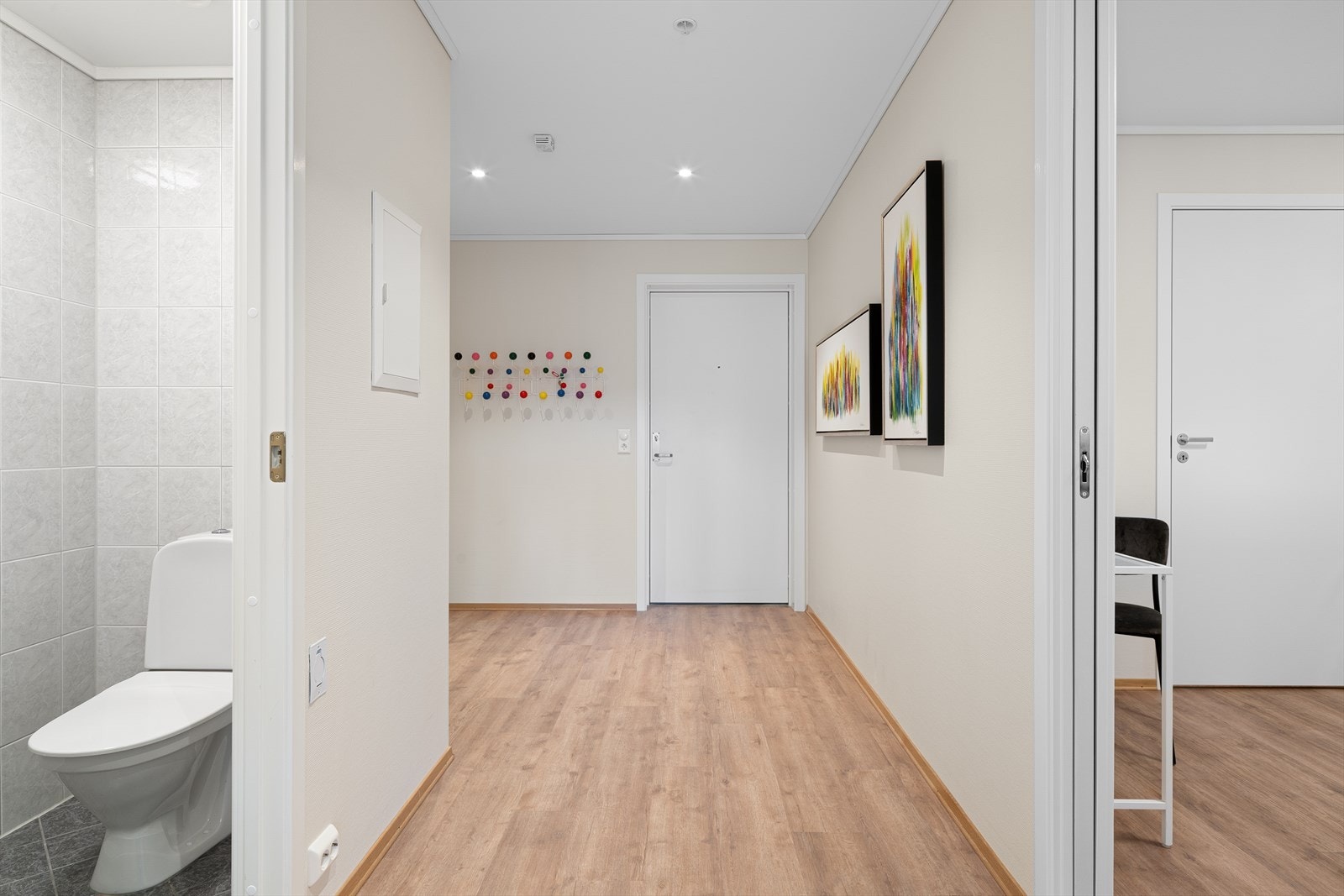 Gjestetoalett ved gangen, med fliser på gulv og vegger. Galleribilde