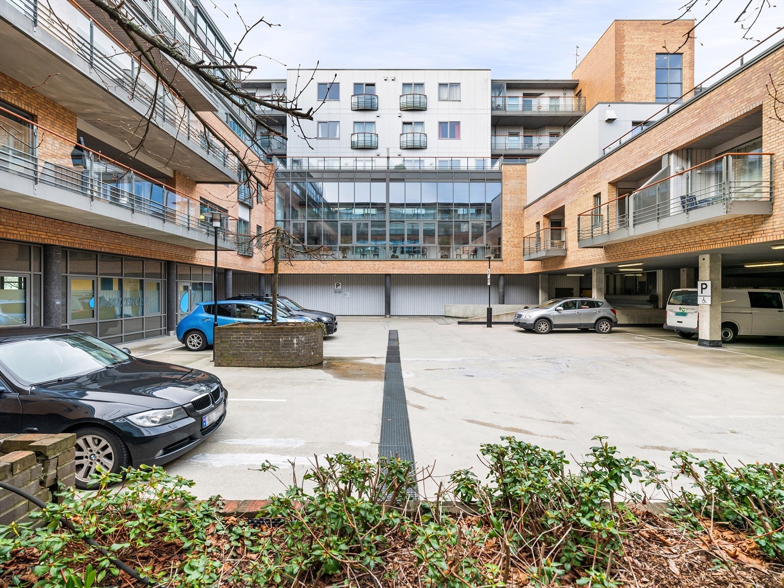 Inngang til bygget både fra atrium mot Eidsvollsgata og fra Falsens gate. Galleribilde