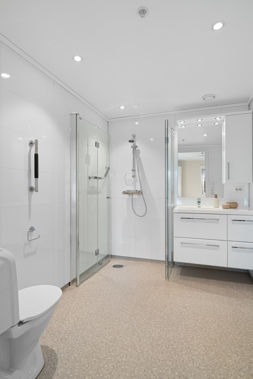 Baderommet er tilknyttet soverommet og ble oppgradert i 2018. Det fremstår tidløst og lettstelt, med vinyl på gulv og våtromsplater på vegg. Galleribilde