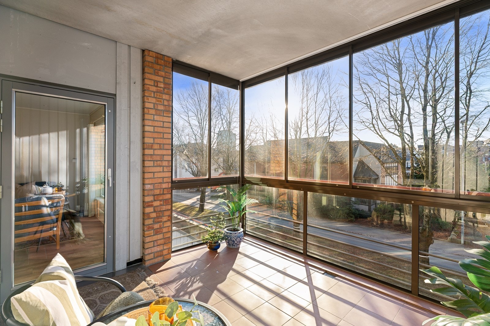 Innglasset balkong - en naturlig forlengelse av stuen i vår- og sommerhalvåret. Galleribilde