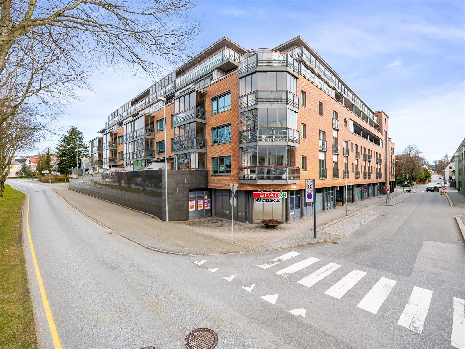 Heis i umiddelbar nærhet, og dagligvarebutikk ligger praktisk til i byggets 1. etasje. Galleribilde