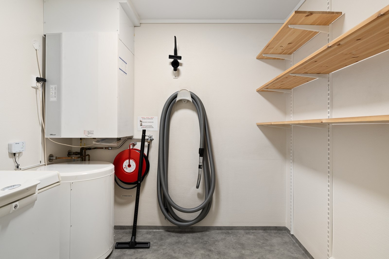 Innvendig bod ved gangen og bod i tilknytning til parkeringsplass. Galleribilde