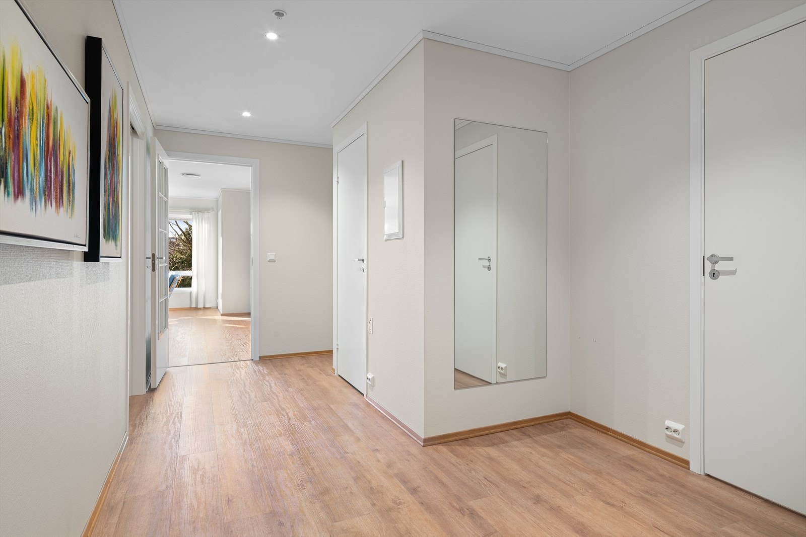 Entréen er romslig og gir god plass til yttertøy og oppbevaring, med bod/teknisk rom praktisk plassert ved gangen. Galleribilde