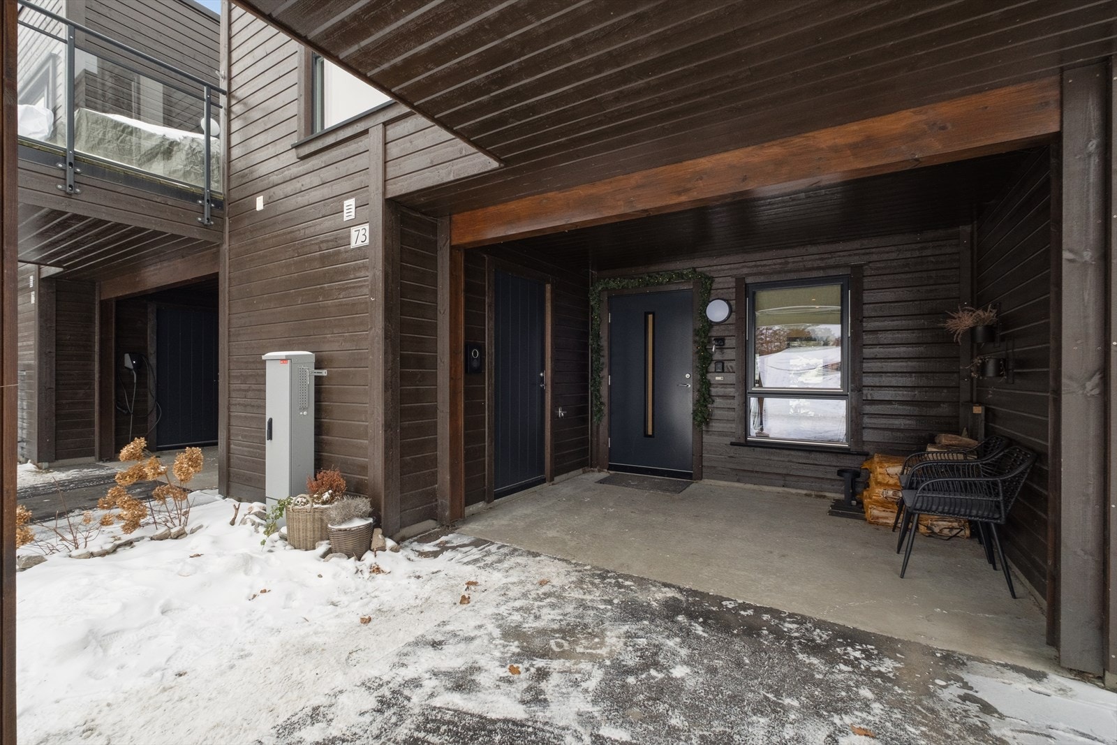 Ved inngangspartiet kan man nyte morgensola sammen med en kaffekopp. Galleribilde