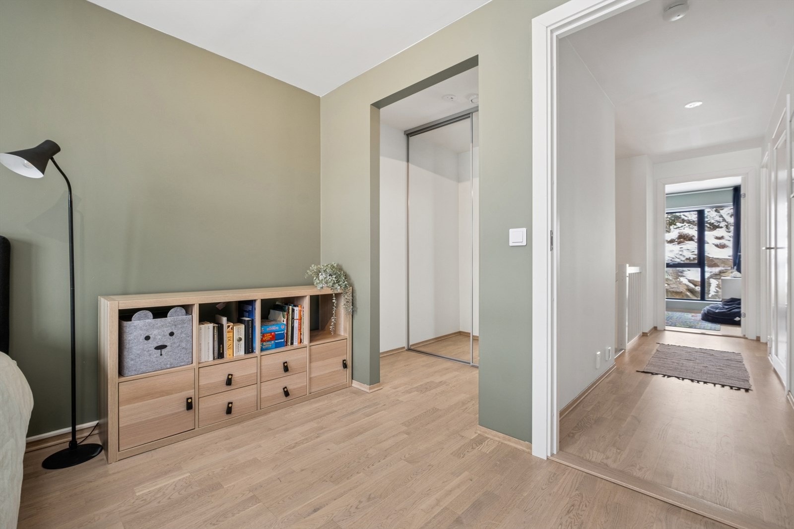 Her er det også et eget walk-in-closet med god oppbevaringsplass. Galleribilde