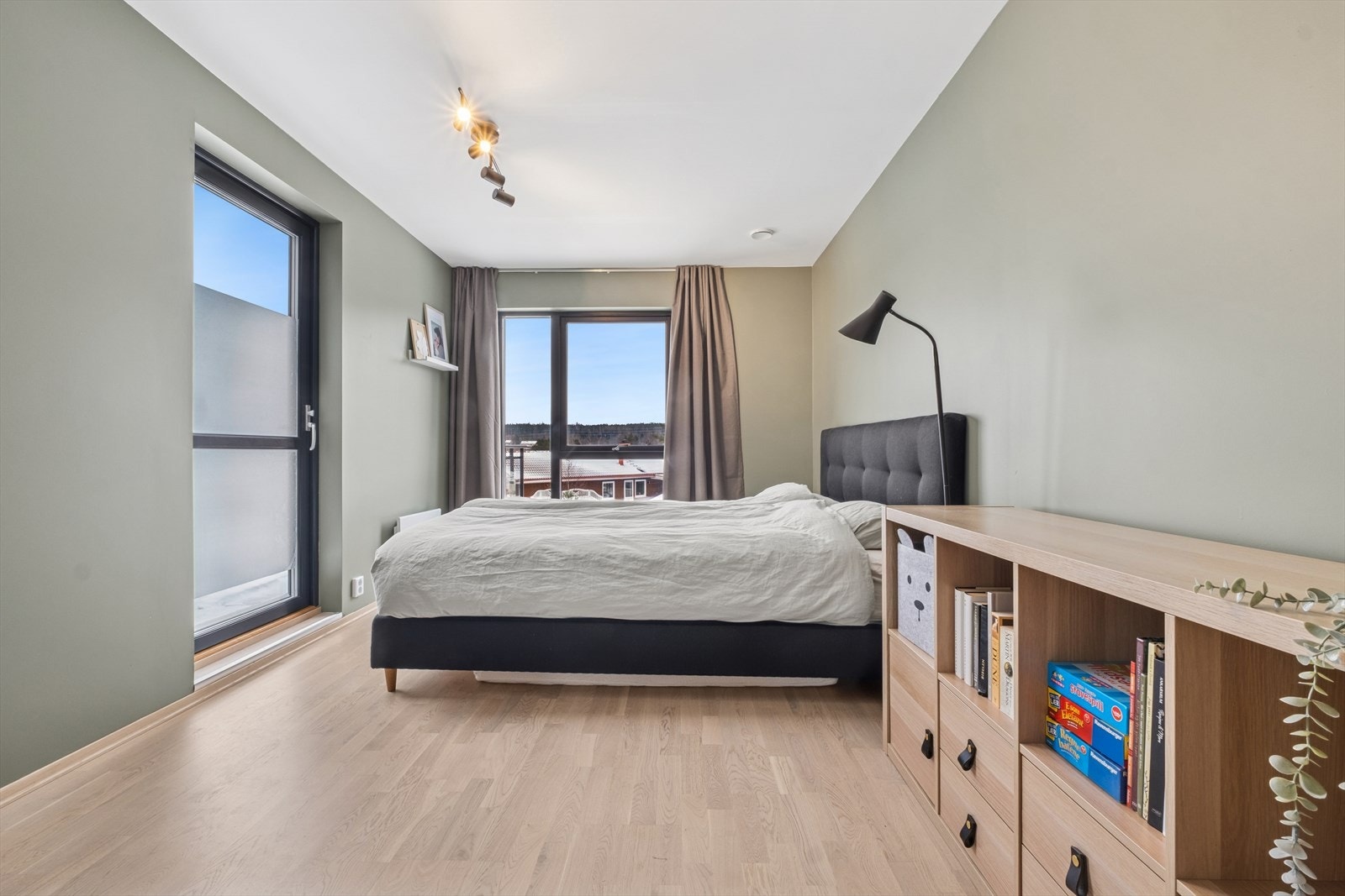 Hovedsoverommet er romslig med god plass til dobbeltseng, nattbord og oppbevaring. Galleribilde