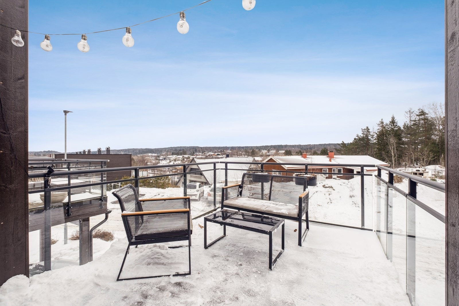 Fra soverommet er det utgang til en stor balkong med god plass til hagemøbler. Galleribilde