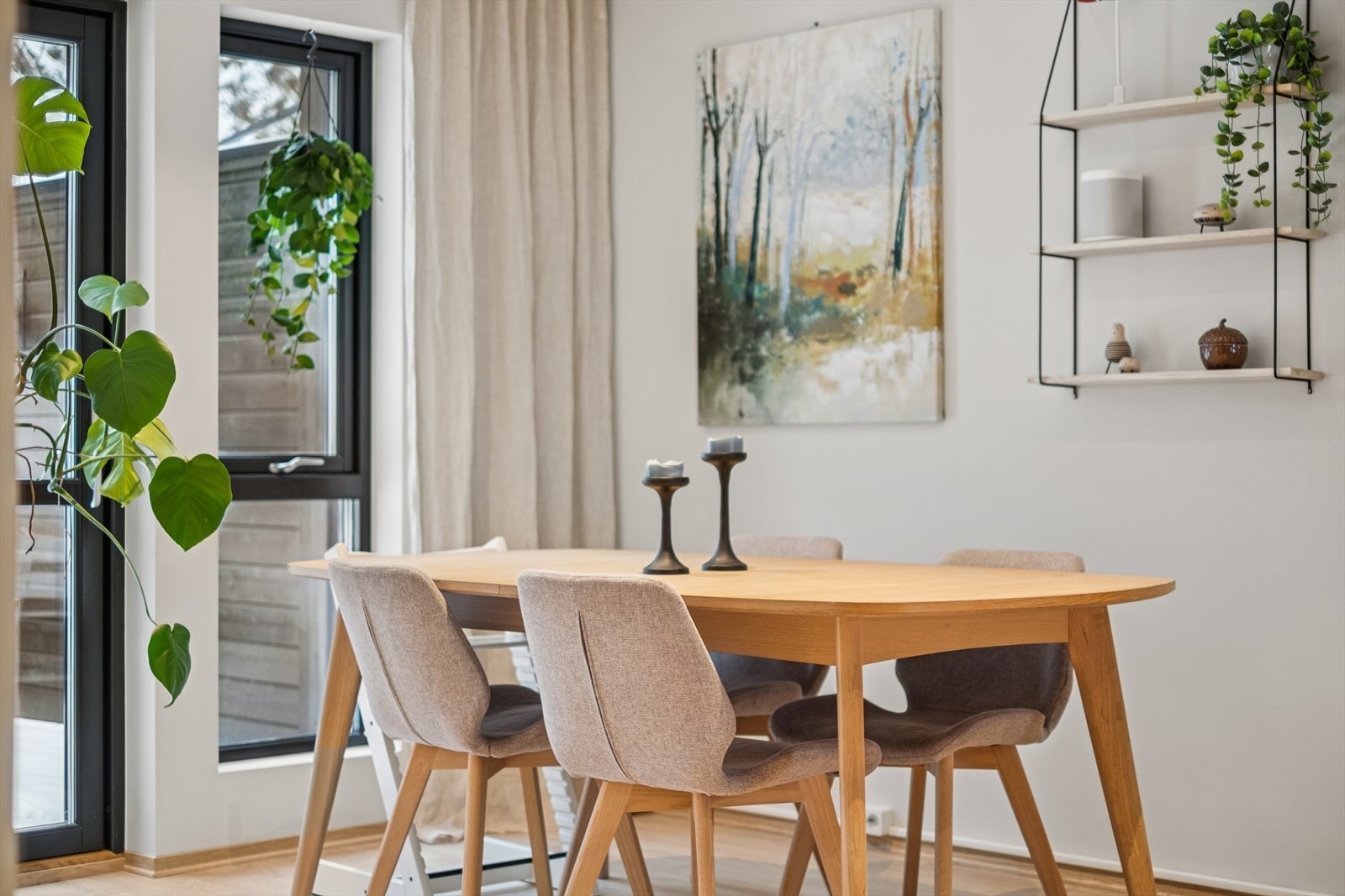 I tilknytning til kjøkkenet, kan spisebord enkelt plasseres - her kan gode måltider nytes. Galleribilde