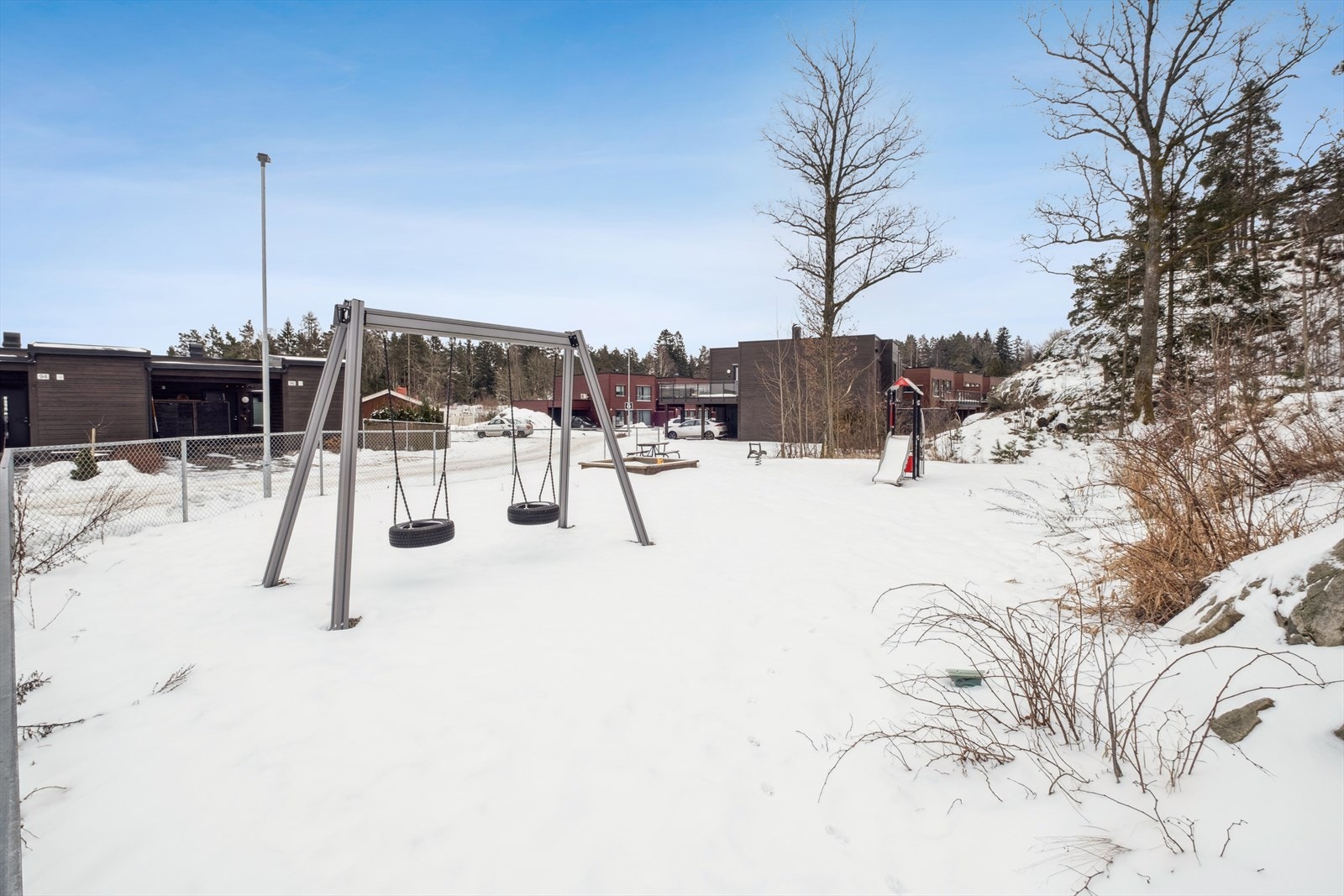 Området rundt Mølleåsen er parkmessig opparbeidet, der man finner store grøntarealer med plen, trær, sittegrupper og flott lekeplass. Galleribilde