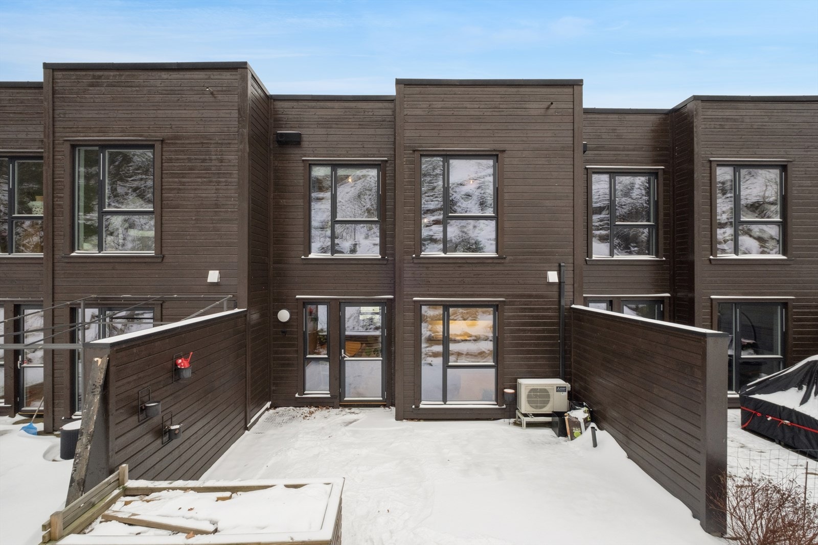 Et lyst og moderne rekkehus over to plan, beliggende i et nyetablert boligområde ved Kambo i Moss. Galleribilde