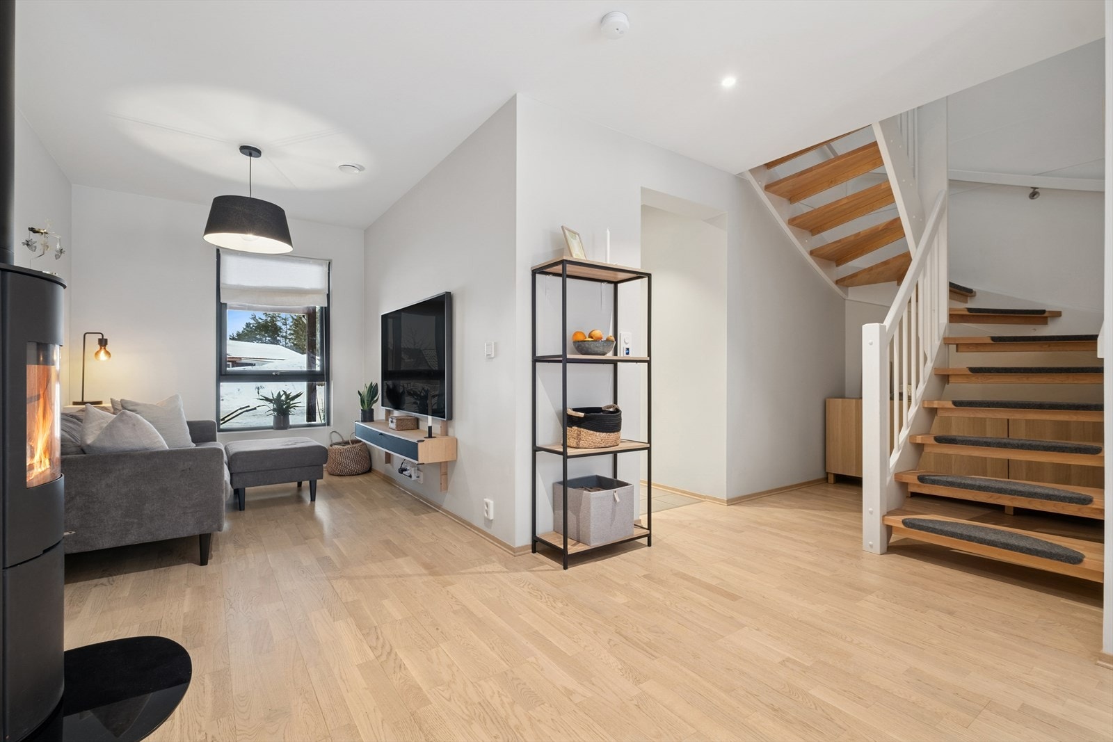 Fra inngangspartiet ledes du videre inn i boligens sosiale hjerte - den åpne stue- og kjøkkenløsningen. Galleribilde