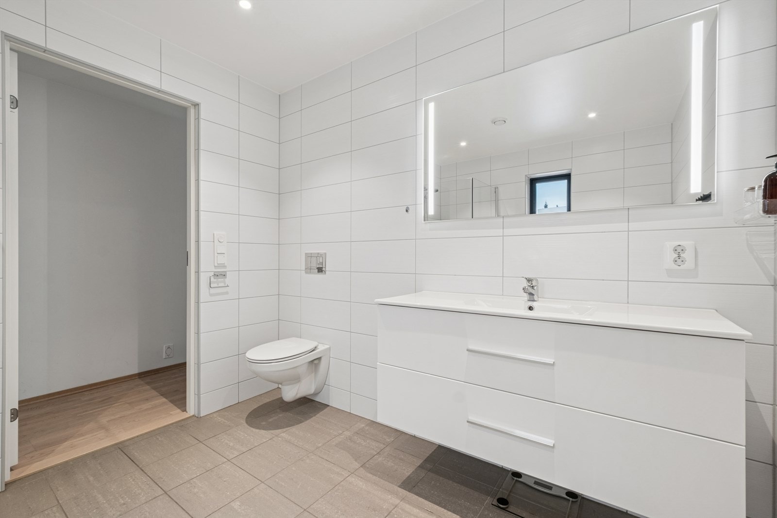 Flislagt baderom med behagelig varme i gulvet beliggende i boligens 2. etasje sammen med soverommene. Galleribilde