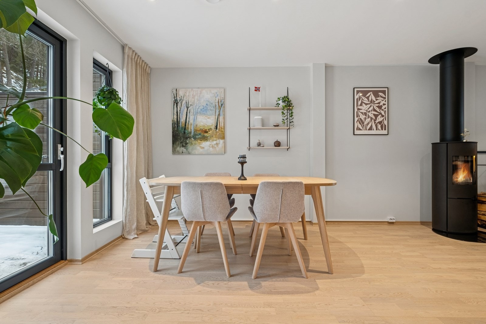 Fra stuen er det utgang til en stor og terrasse. Galleribilde