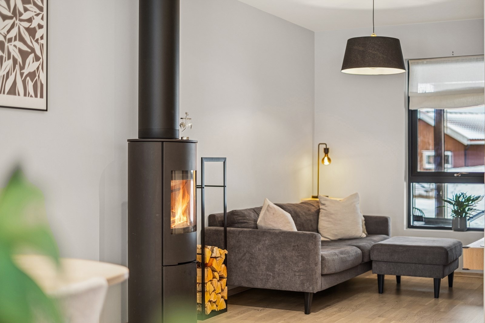 Stuen har en moderne peis som gir behagelig varme på kjølige dager. Galleribilde