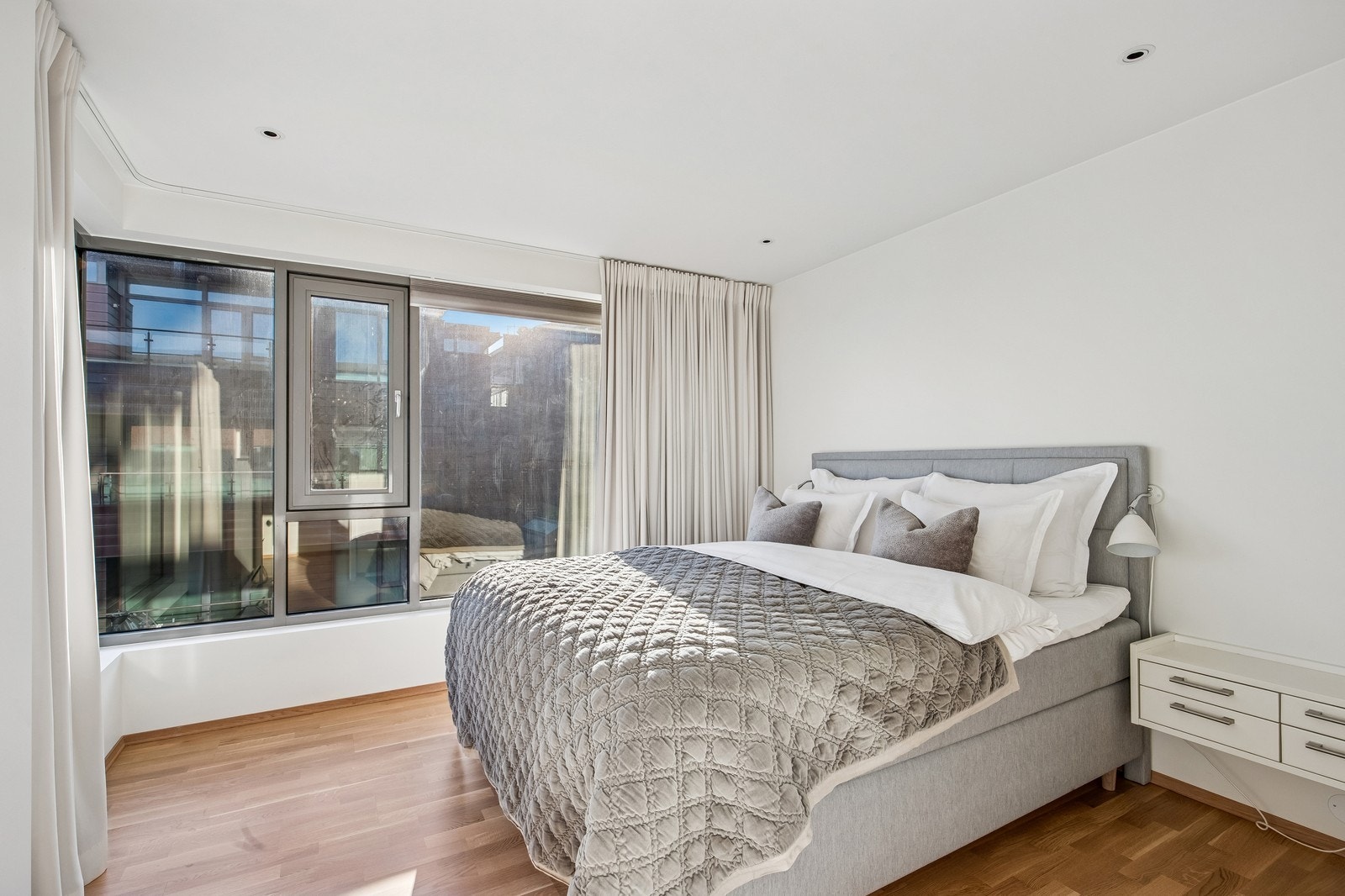 Hovedsoverom - Romslig og luftig soverom med utsikt til sjøen. Egen walk-in garderobe medfølger. Galleribilde