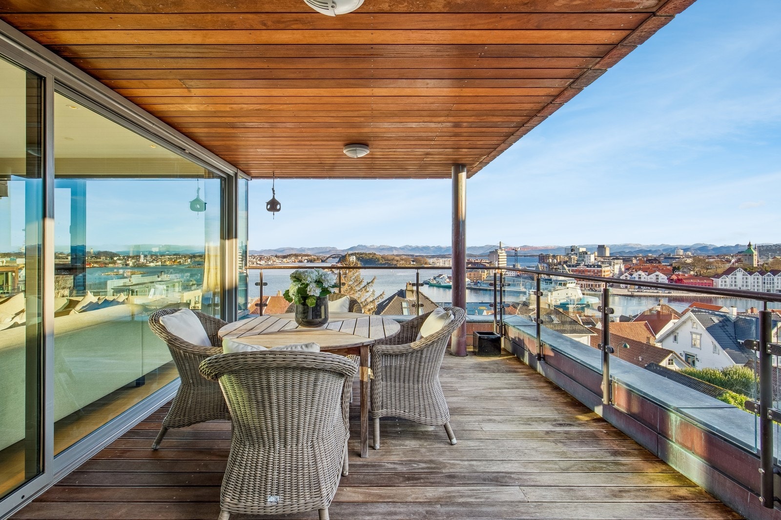 Nydelig utsikt på balkongen som kan nytes lange sommerkvelder. Galleribilde