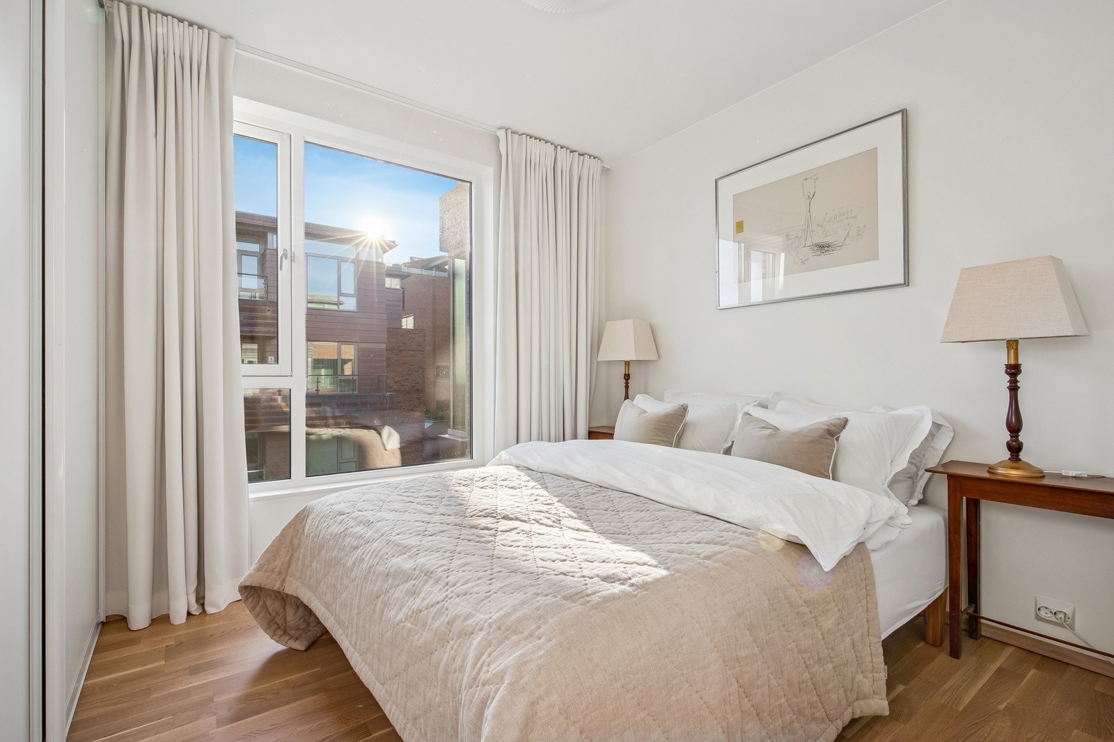 Lyst og luftig soverom - integrert garderobeskap og gardiner fra tak til gulv. Galleribilde