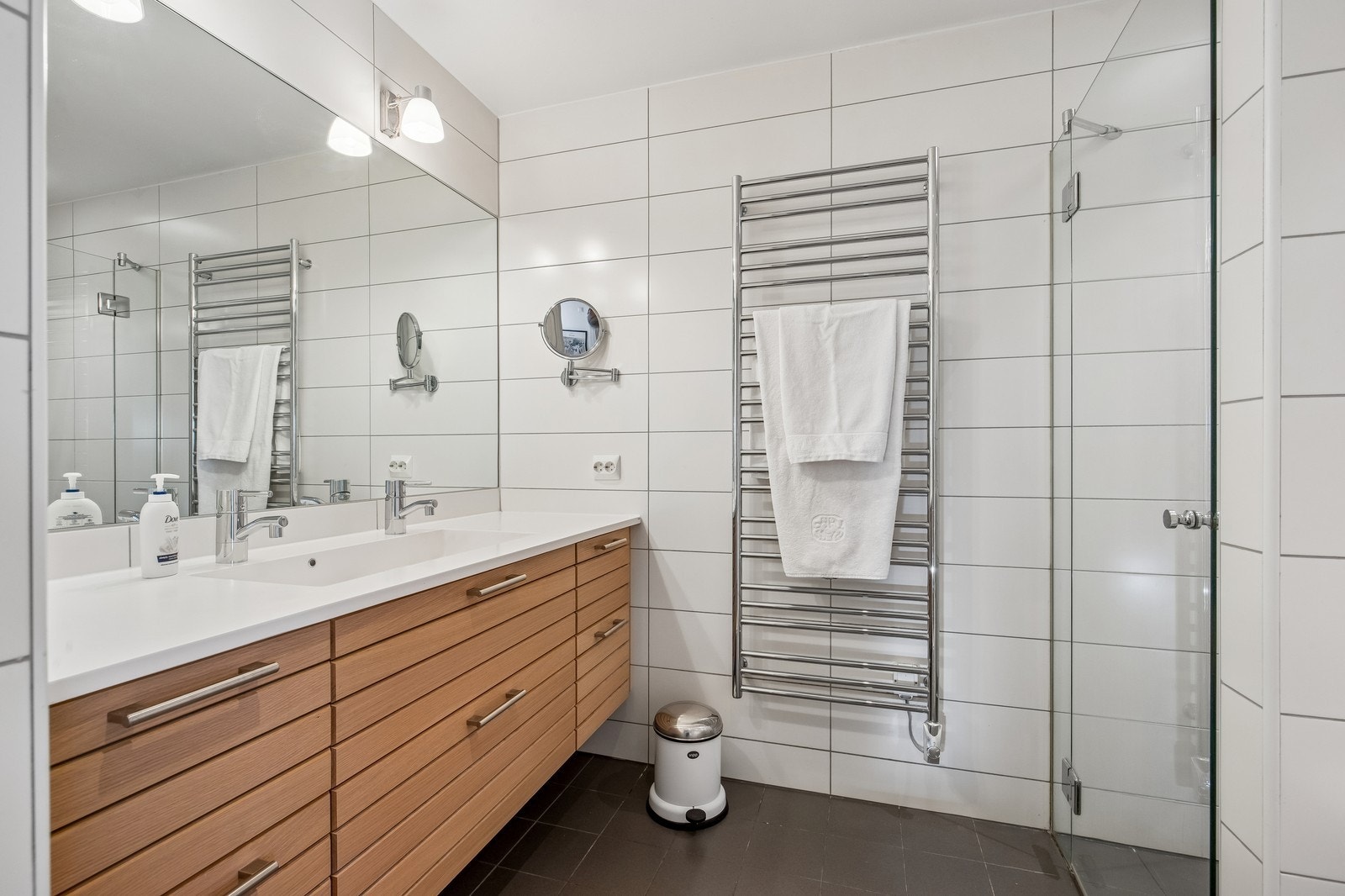 Hovedbad - dusj, toalett, servant med oppbevaring. Galleribilde