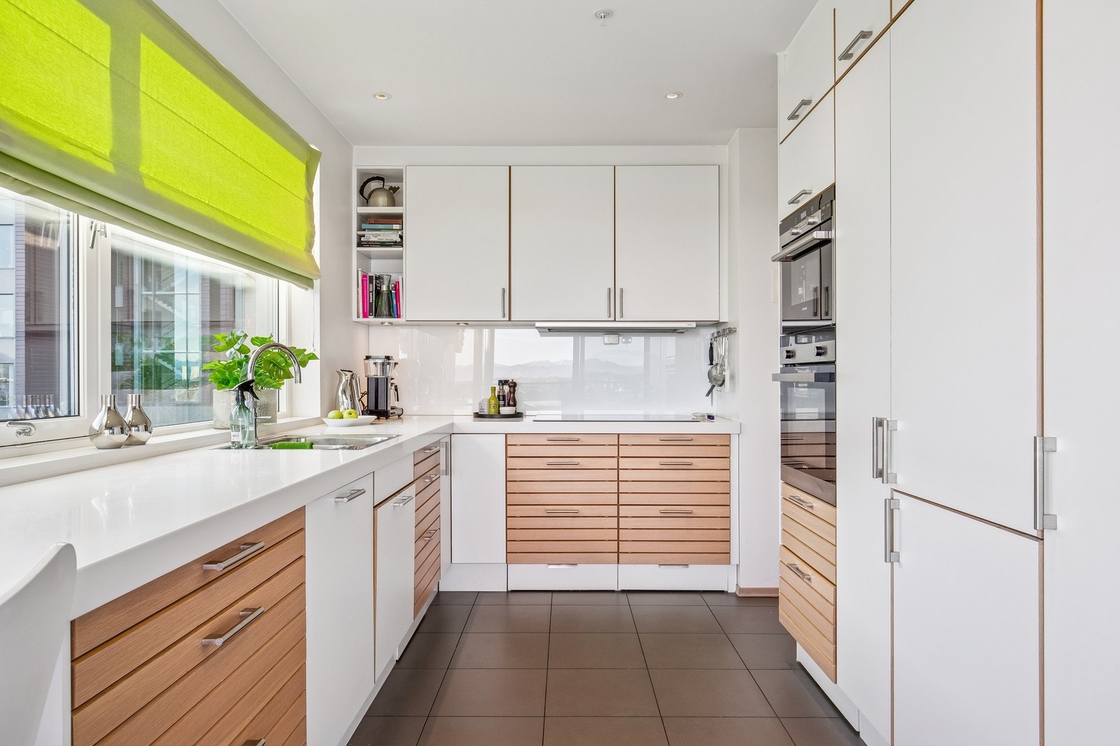 Kjøkken med integrerte hvitevarer, direkte utgang til balkongen og rikelig med oppbevaring. Galleribilde