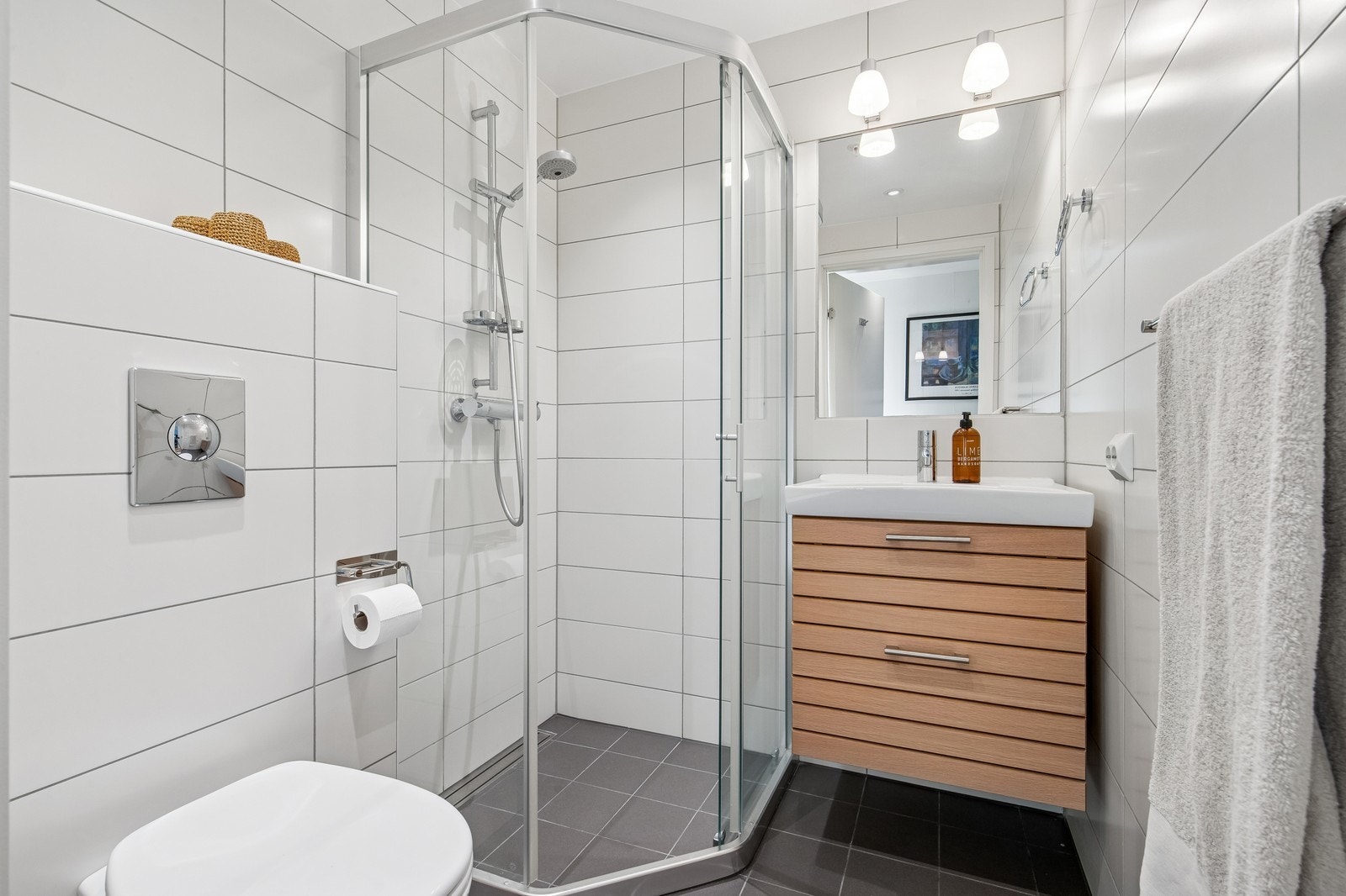 Bad nr 2 - innredet med veggehengt toalett, dusj og baderomsmøbel. Galleribilde